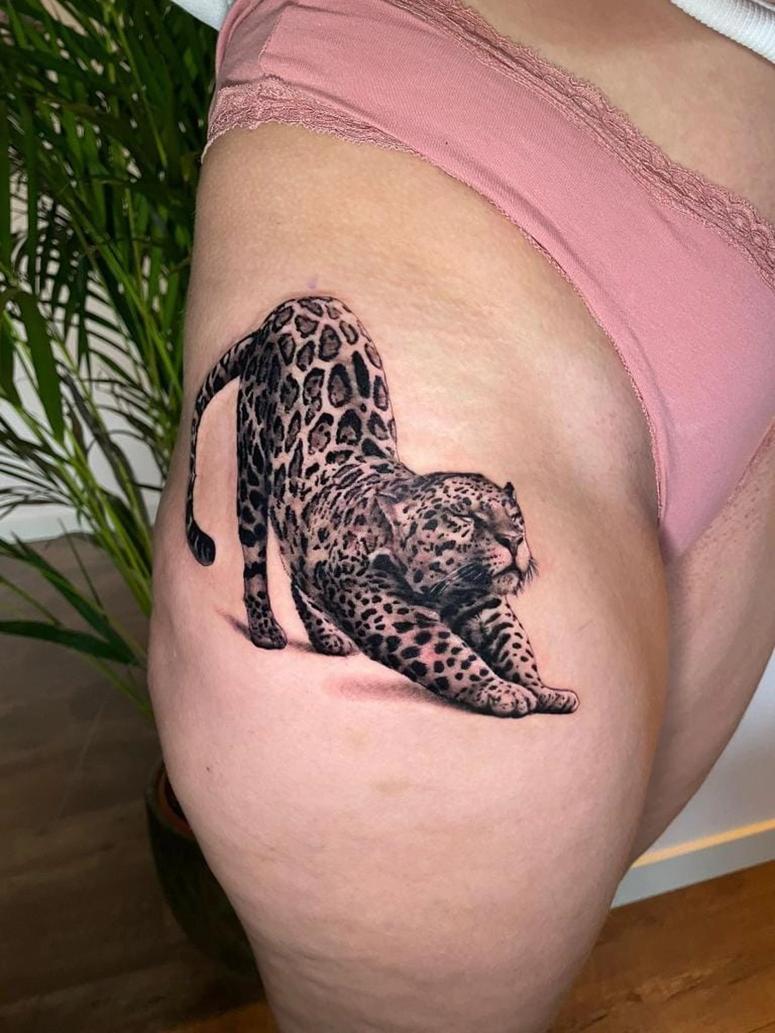 A Fleur de Peau - Professionelles Tattoo Studio - Tätowierung auf der Schulter einer Person