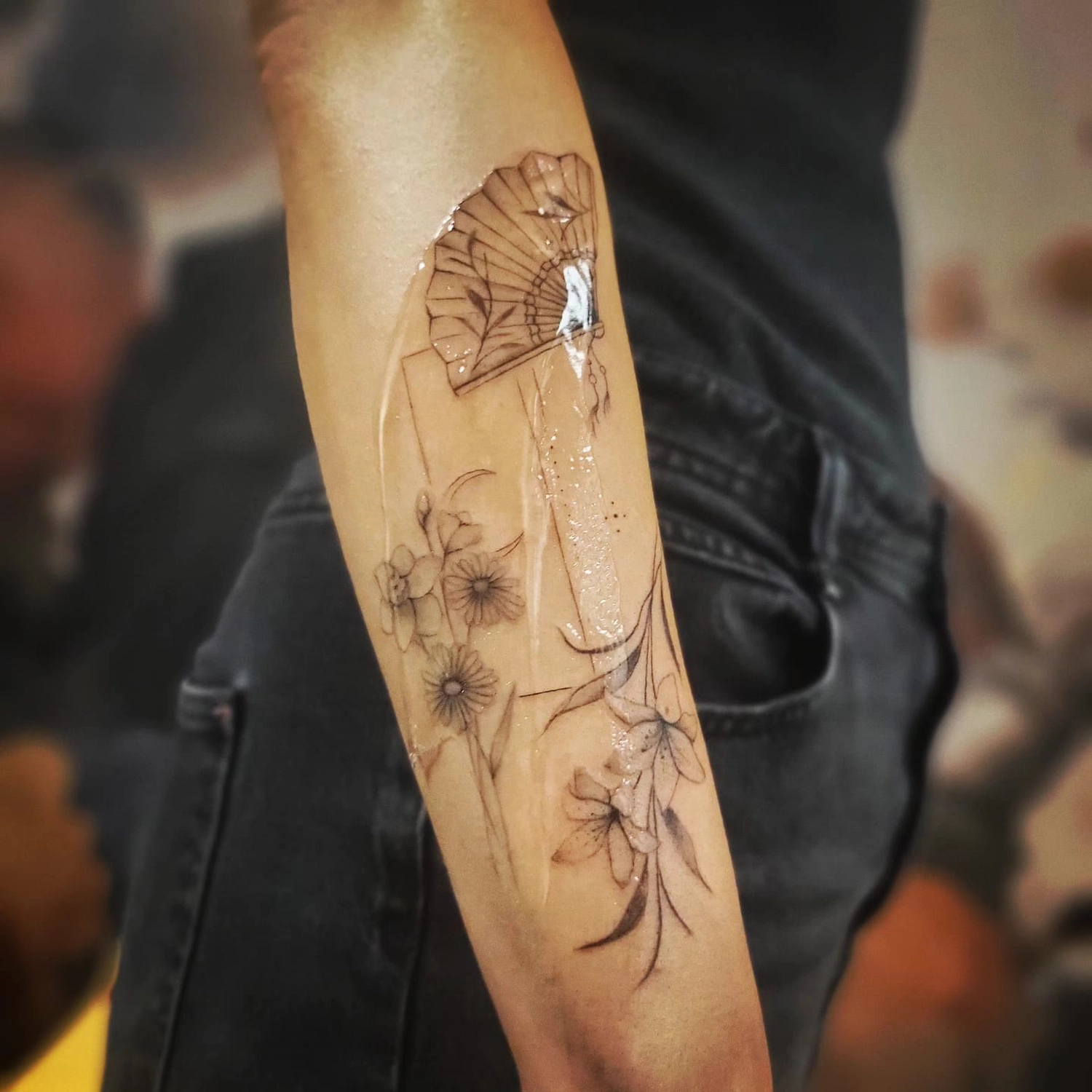 A Fleur de Peau - Professionelles Tattoo Studio - Tätowierung am Arm einer Person
