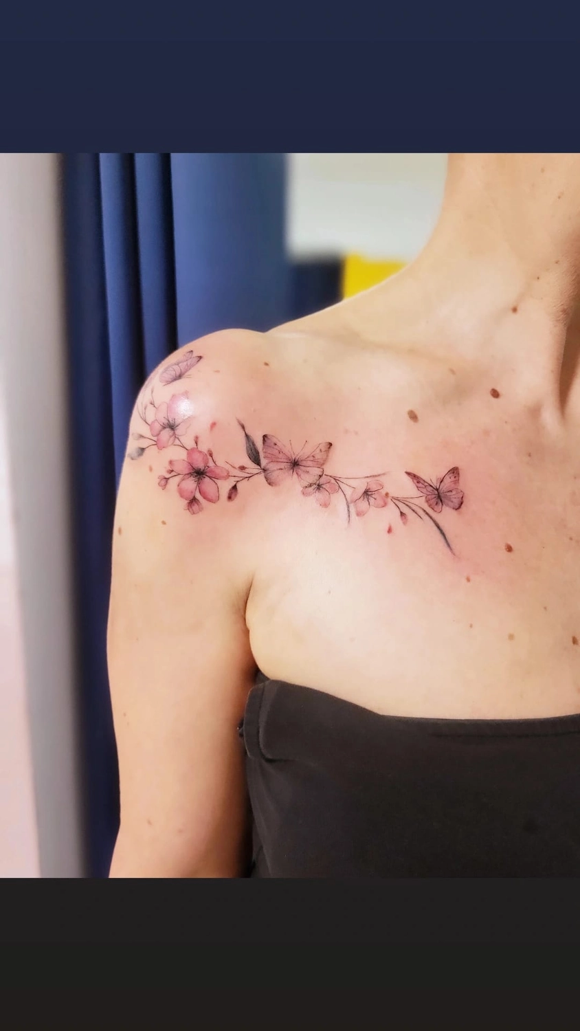 A Fleur de Peau - Professionelles Tattoo Studio - Tätowierung auf der Schulter einer Person