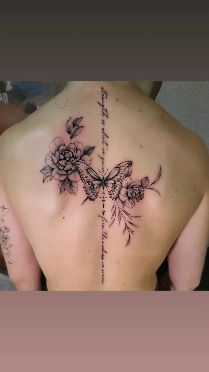 A Fleur de Peau - Professionelles Tattoo Studio - Tätowierung auf dem Rücken einer Person