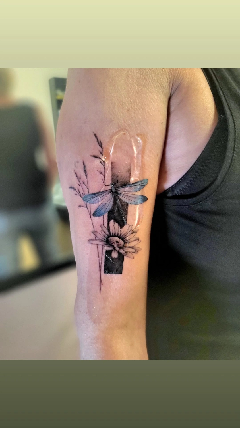 A Fleur de Peau - Professionelles Tattoo Studio - Tätowierung am Arm einer Person