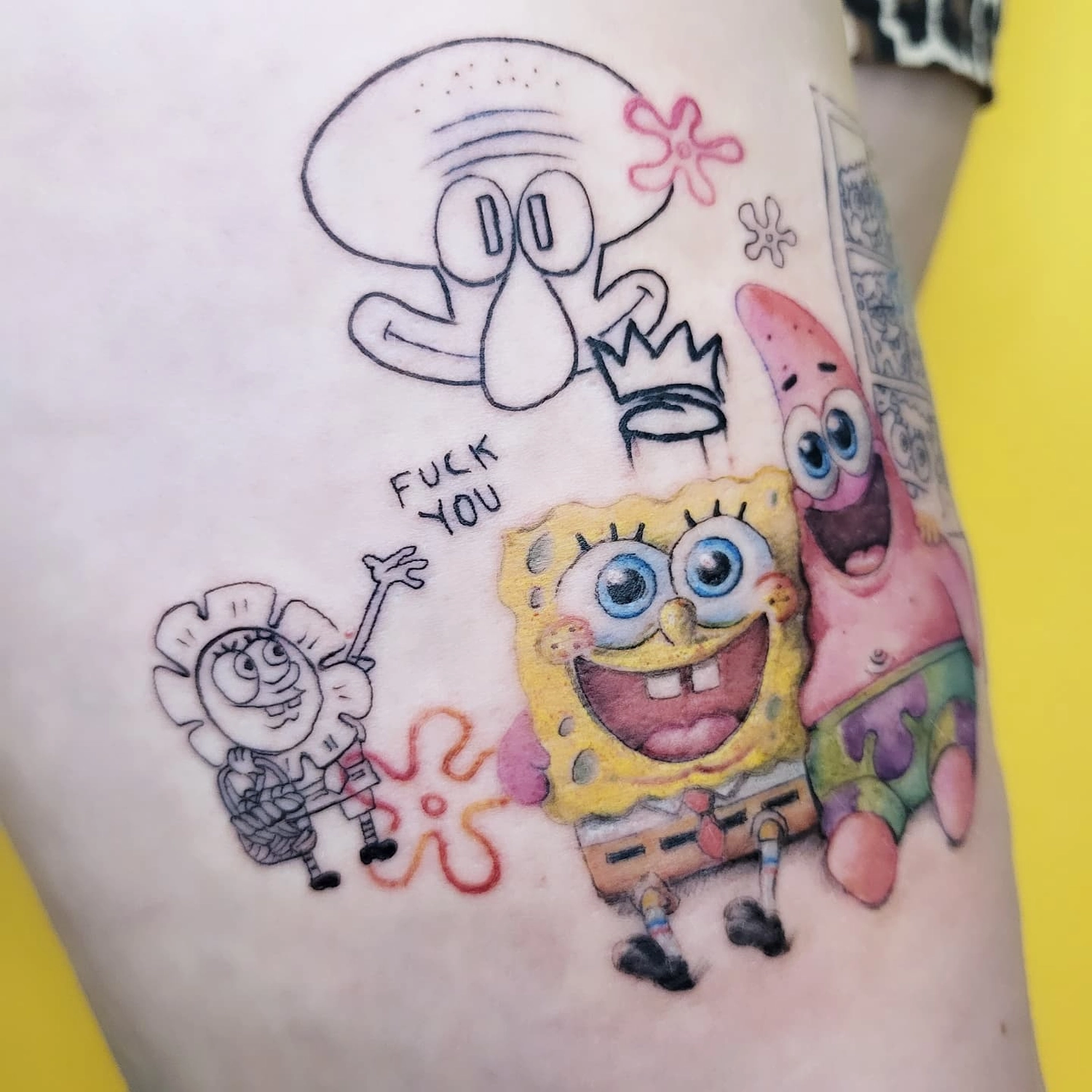 A Fleur de Peau - Professionelles Tattoo Studio - Tätowierung am Arm einer Person