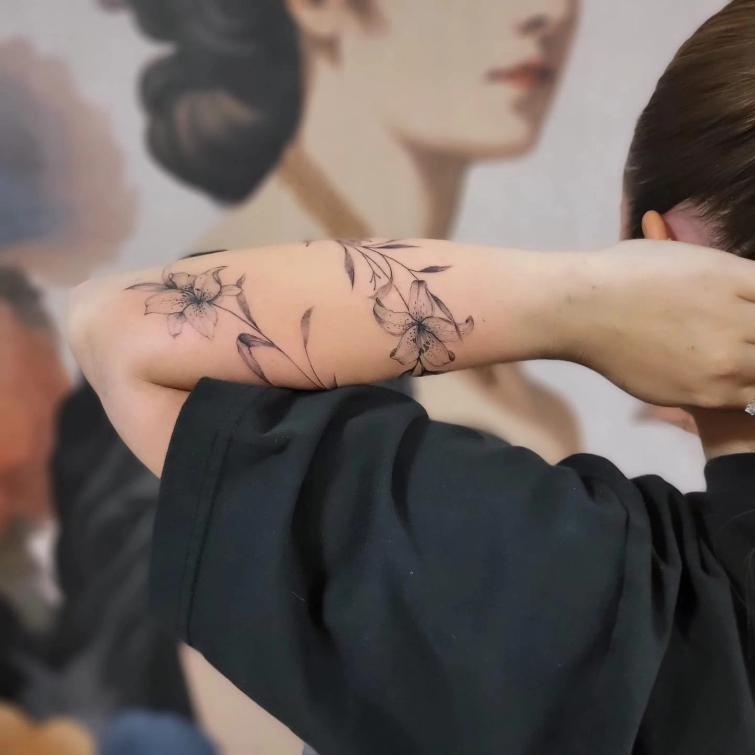 A Fleur de Peau - Professionelles Tattoo Studio - Tätowierung am Arm einer Person