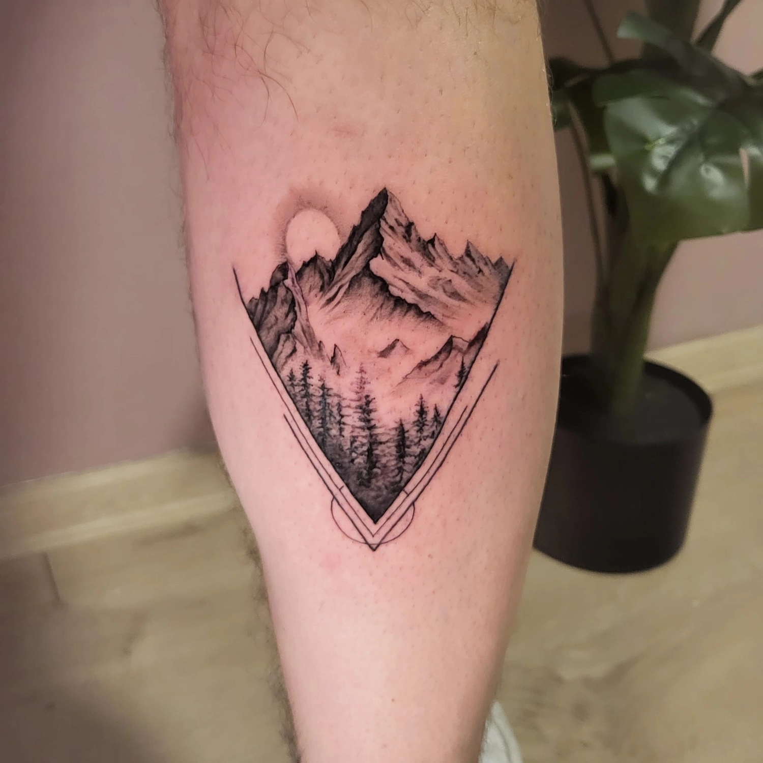 A Fleur de Peau - Professionelles Tattoo Studio - Tätowierung am Arm einer Person