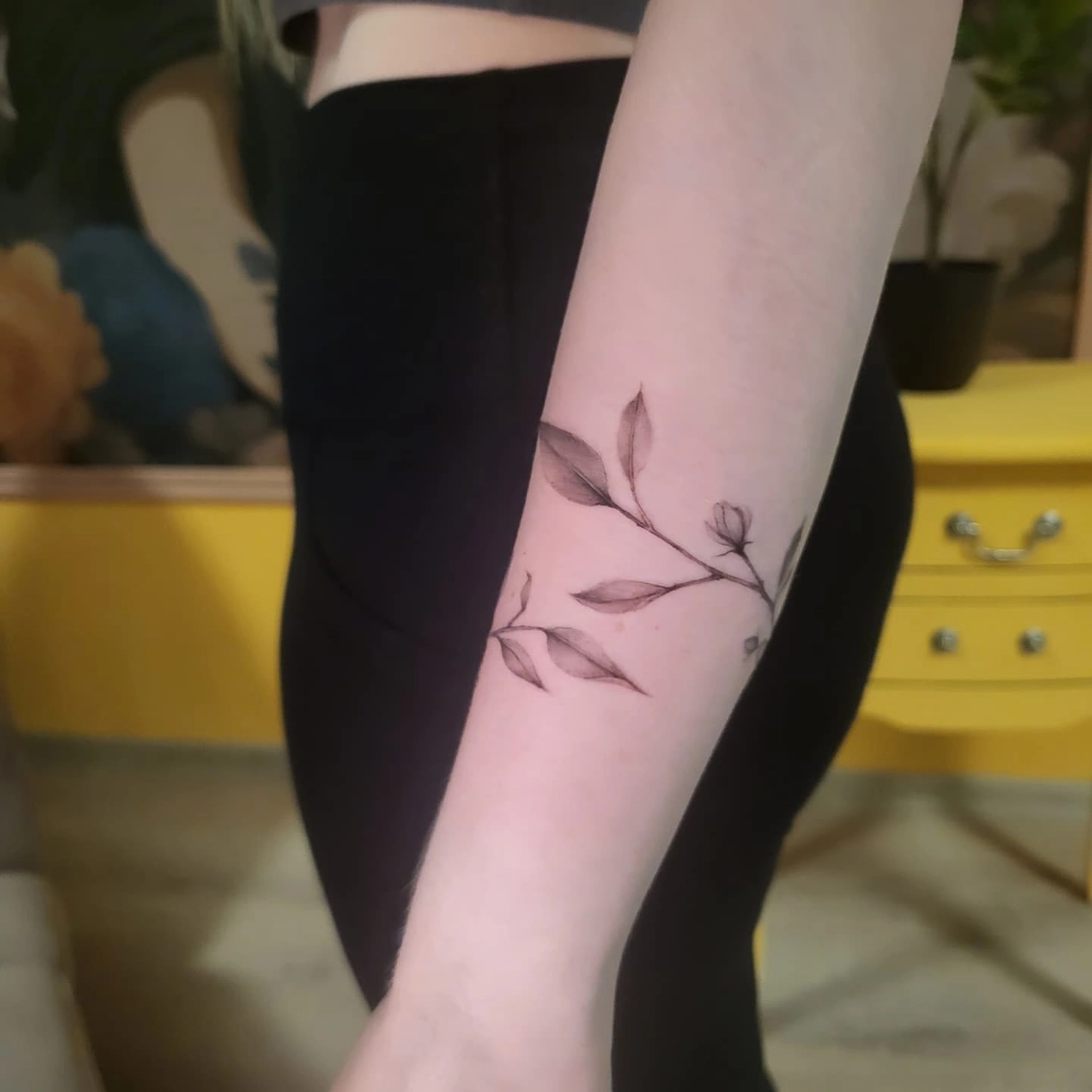 A Fleur de Peau - Professionelles Tattoo Studio - Tätowierung am Arm einer Person