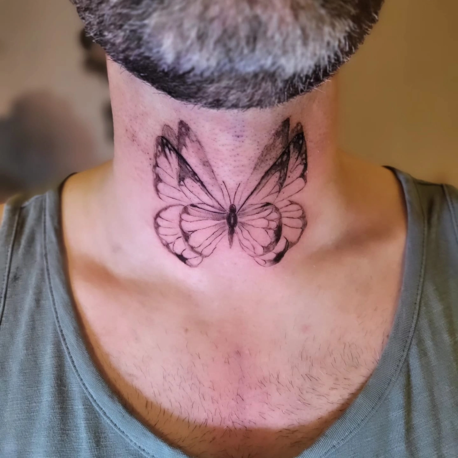 A Fleur de Peau - Professionelles Tattoo Studio - Tätowierung am Hals einer Person