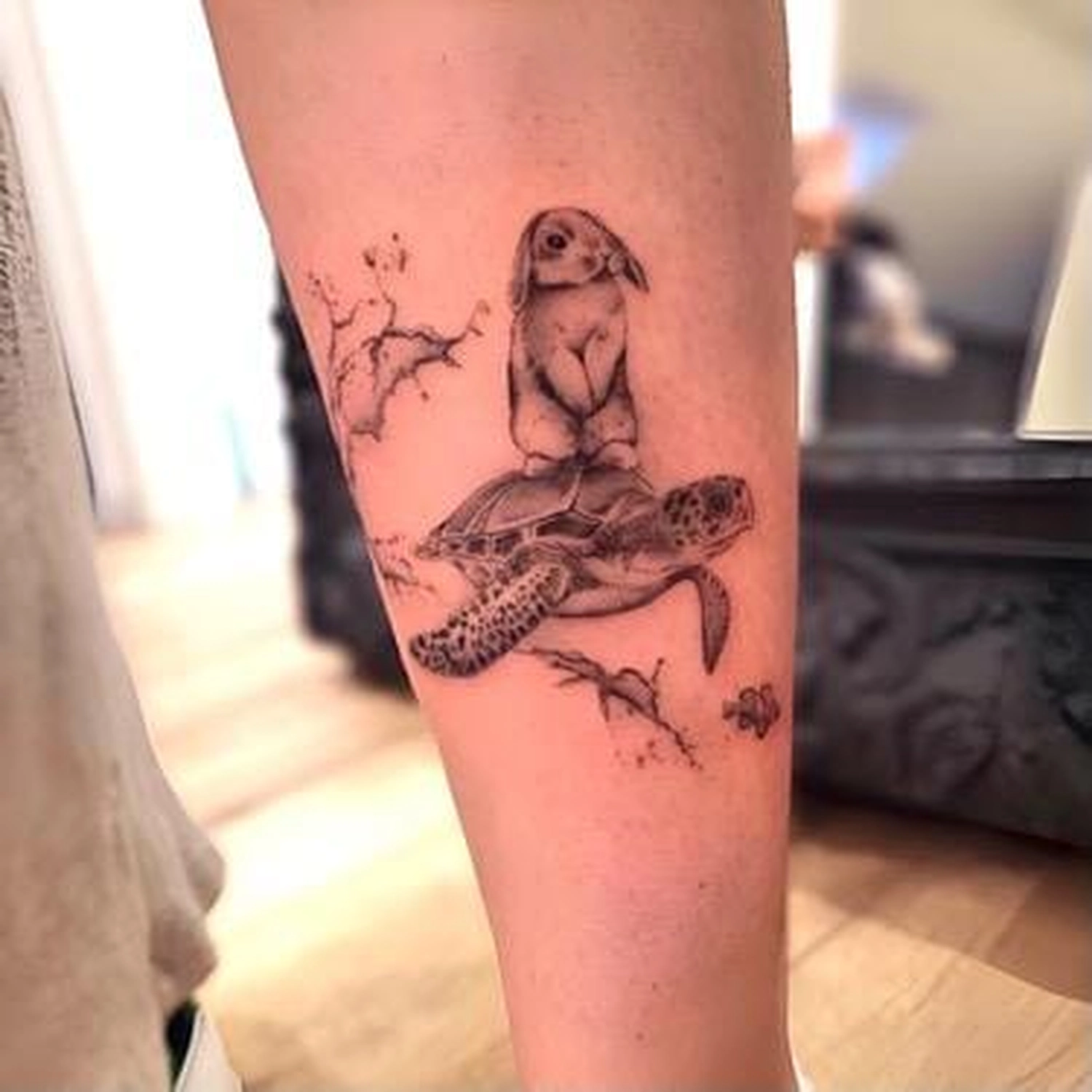 A Fleur de Peau - Professionelles Tattoo Studio - Tätowierung am Arm einer Person