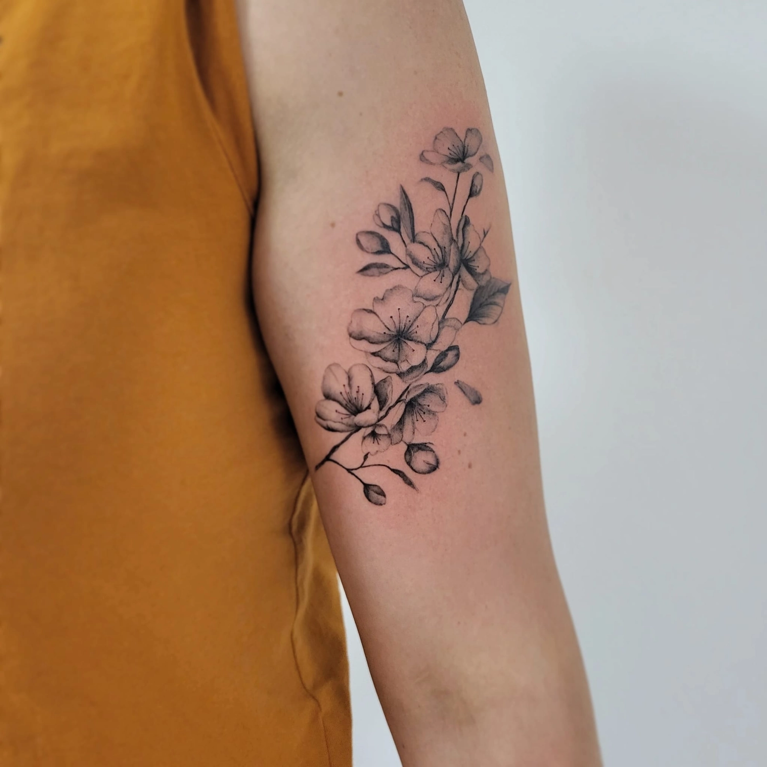 A Fleur de Peau - Professionelles Tattoo Studio - Tätowierung am Arm einer Person