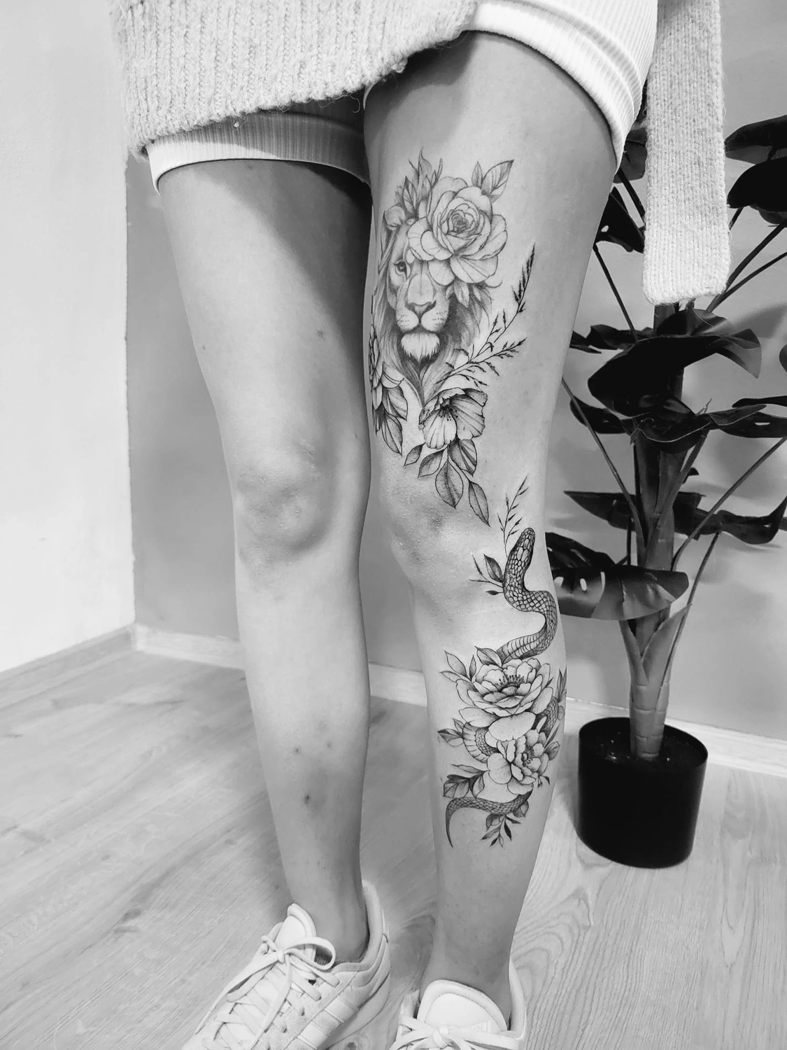 A Fleur de Peau - Professionelles Tattoo Studio - Tätowierung am Bein einer Person