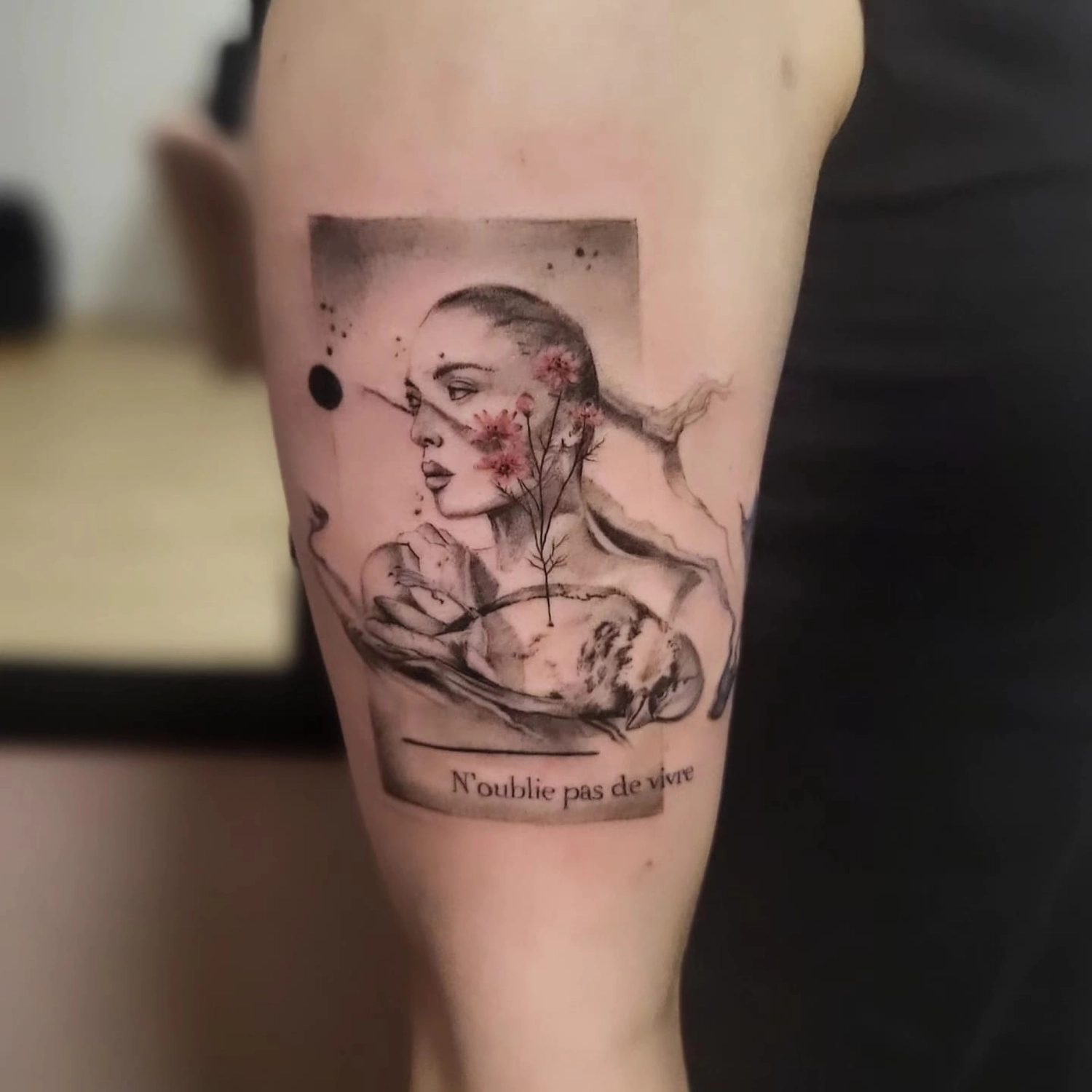 A Fleur de Peau - Professionelles Tattoo Studio - Tätowierung am Arm einer Person