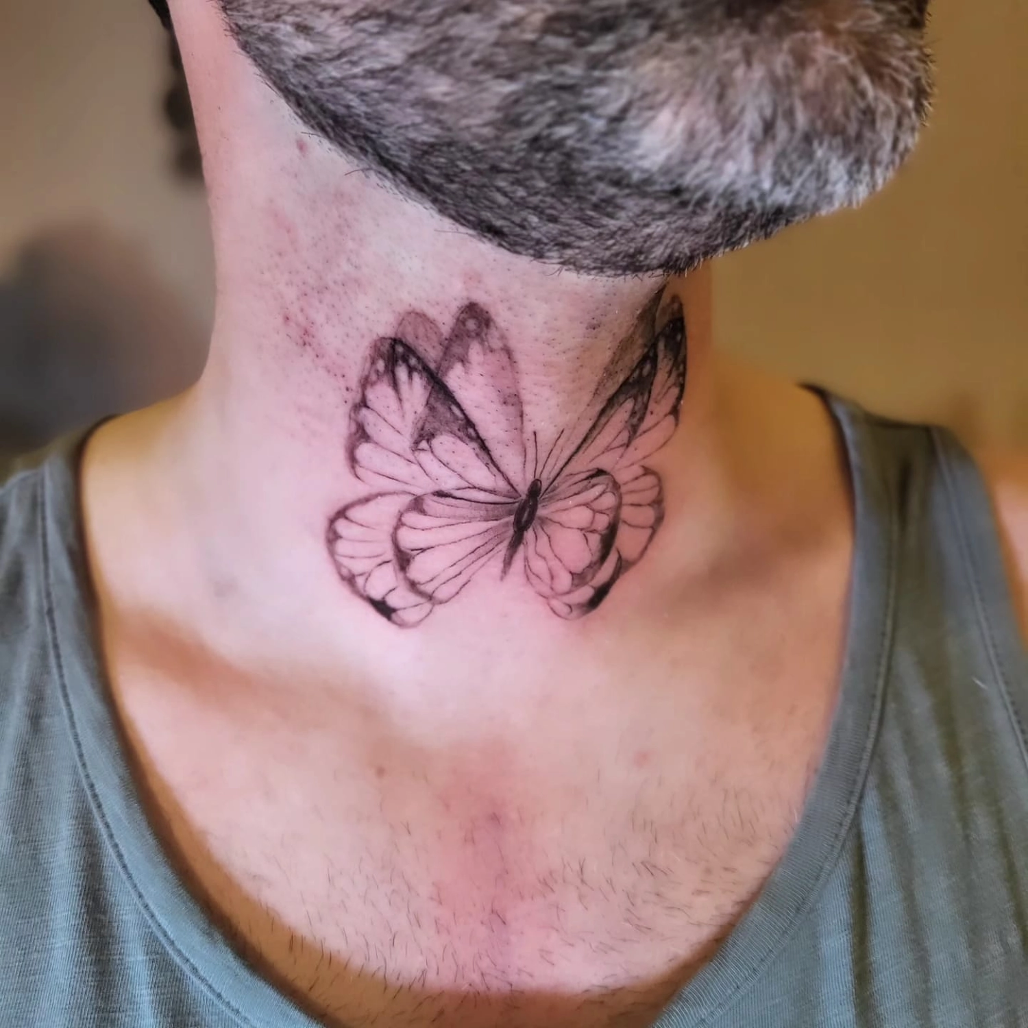A Fleur de Peau - Professionelles Tattoo Studio - Tätowierung am Hals einer Person