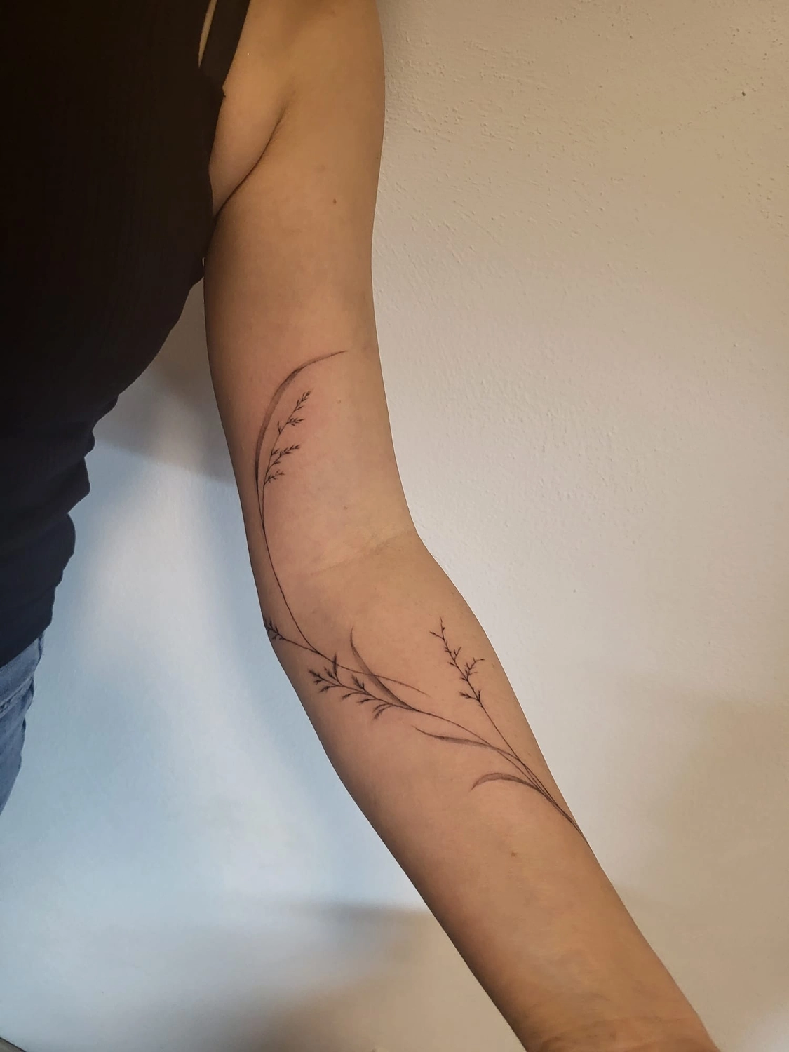 A Fleur de Peau - Professionelles Tattoo Studio - Tätowierung am Arm einer Person