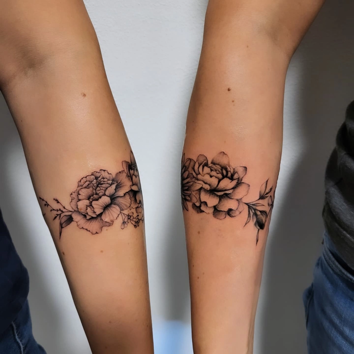 A Fleur de Peau - Professionelles Tattoo Studio - Tätowierung am Arm einer Person