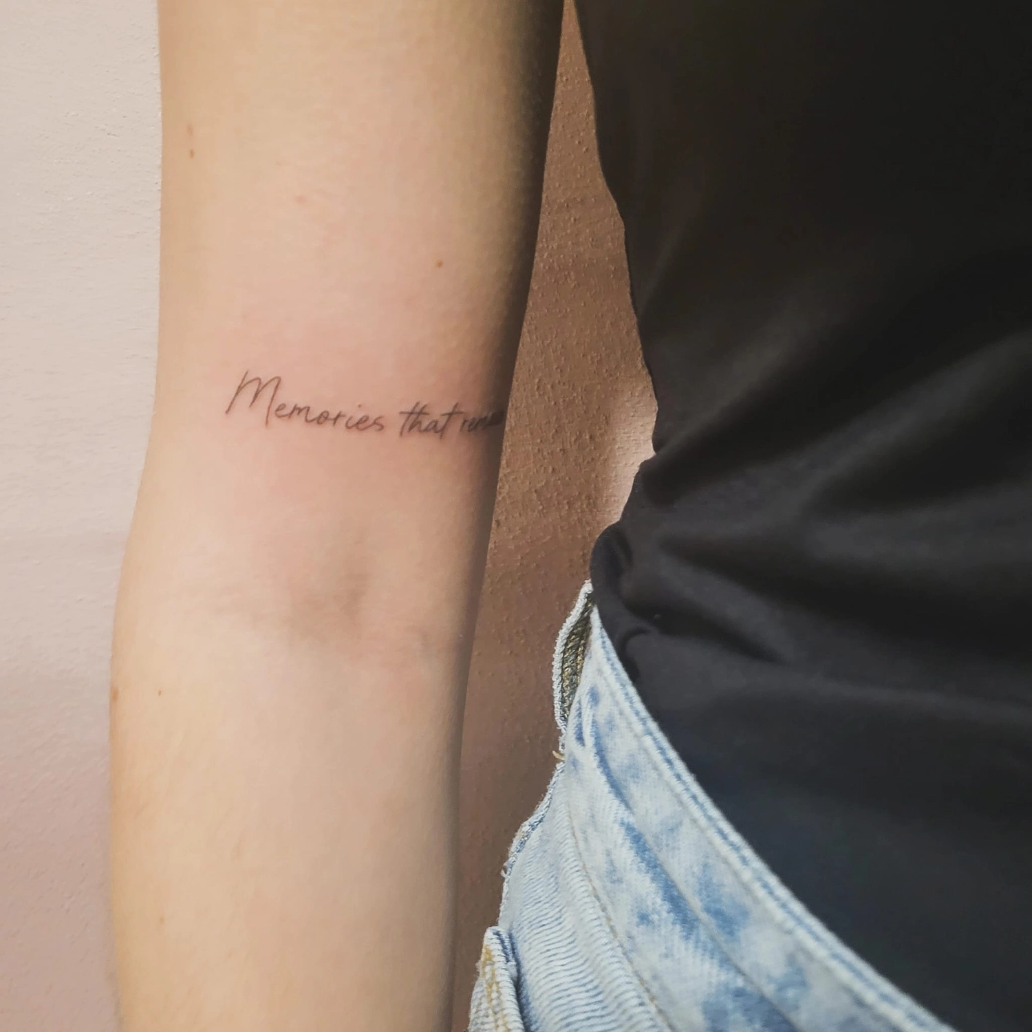 A Fleur de Peau - Professionelles Tattoo Studio - Tätowierung am Arm einer Person