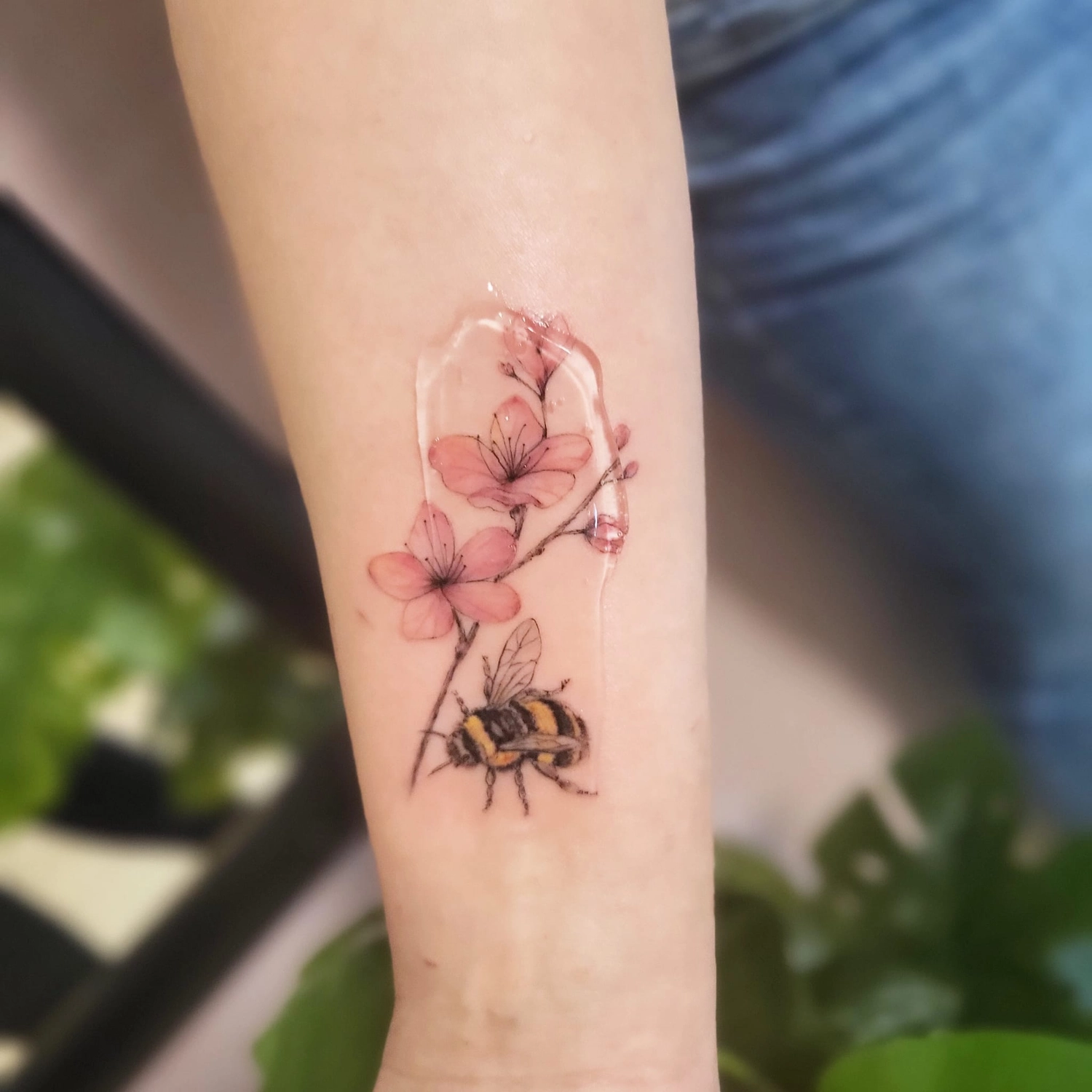 A Fleur de Peau - Professionelles Tattoo Studio - Tätowierung am Arm einer Person