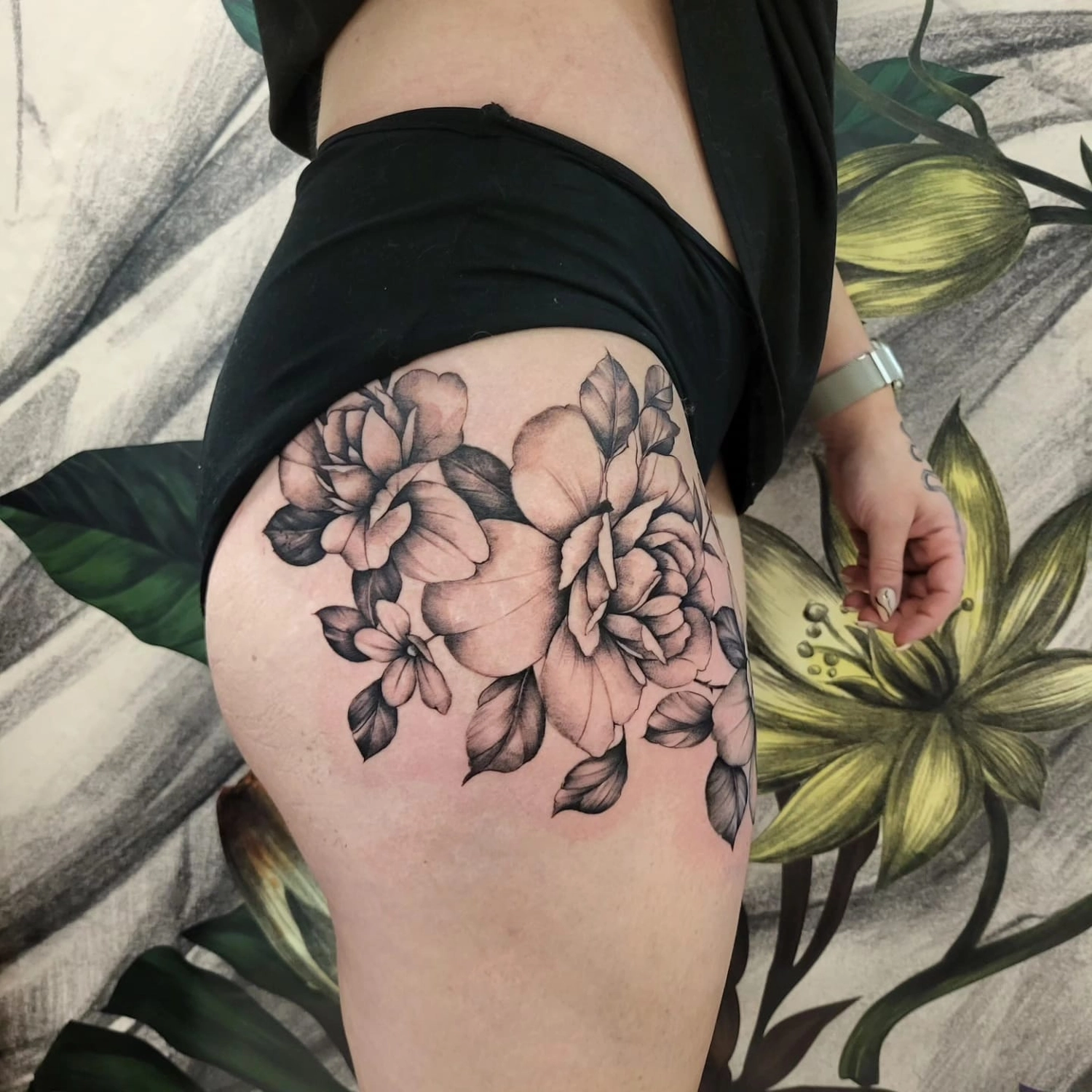 A Fleur de Peau - Professionelles Tattoo Studio - Tätowierung am Bein einer Person