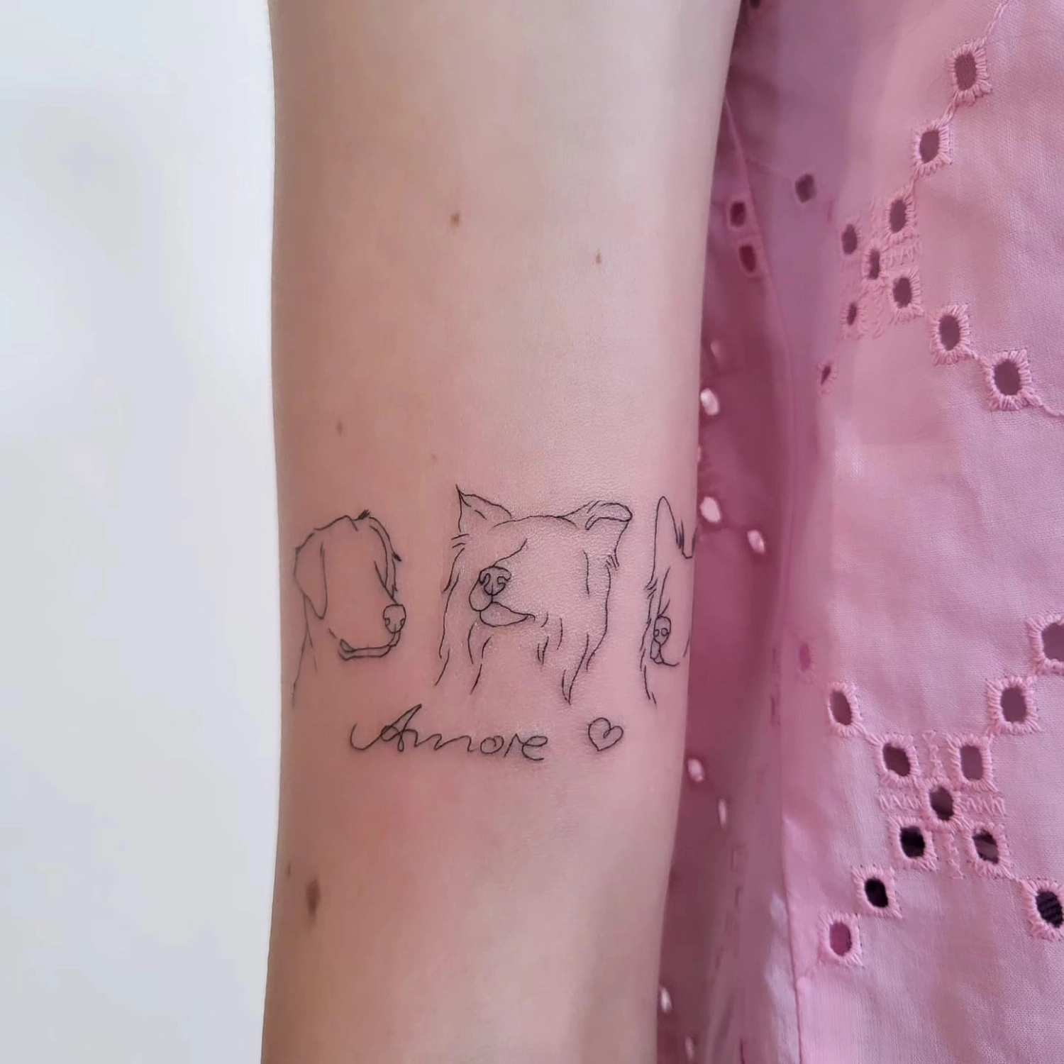 A Fleur de Peau - Professionelles Tattoo Studio - Tätowierung am Arm einer Person