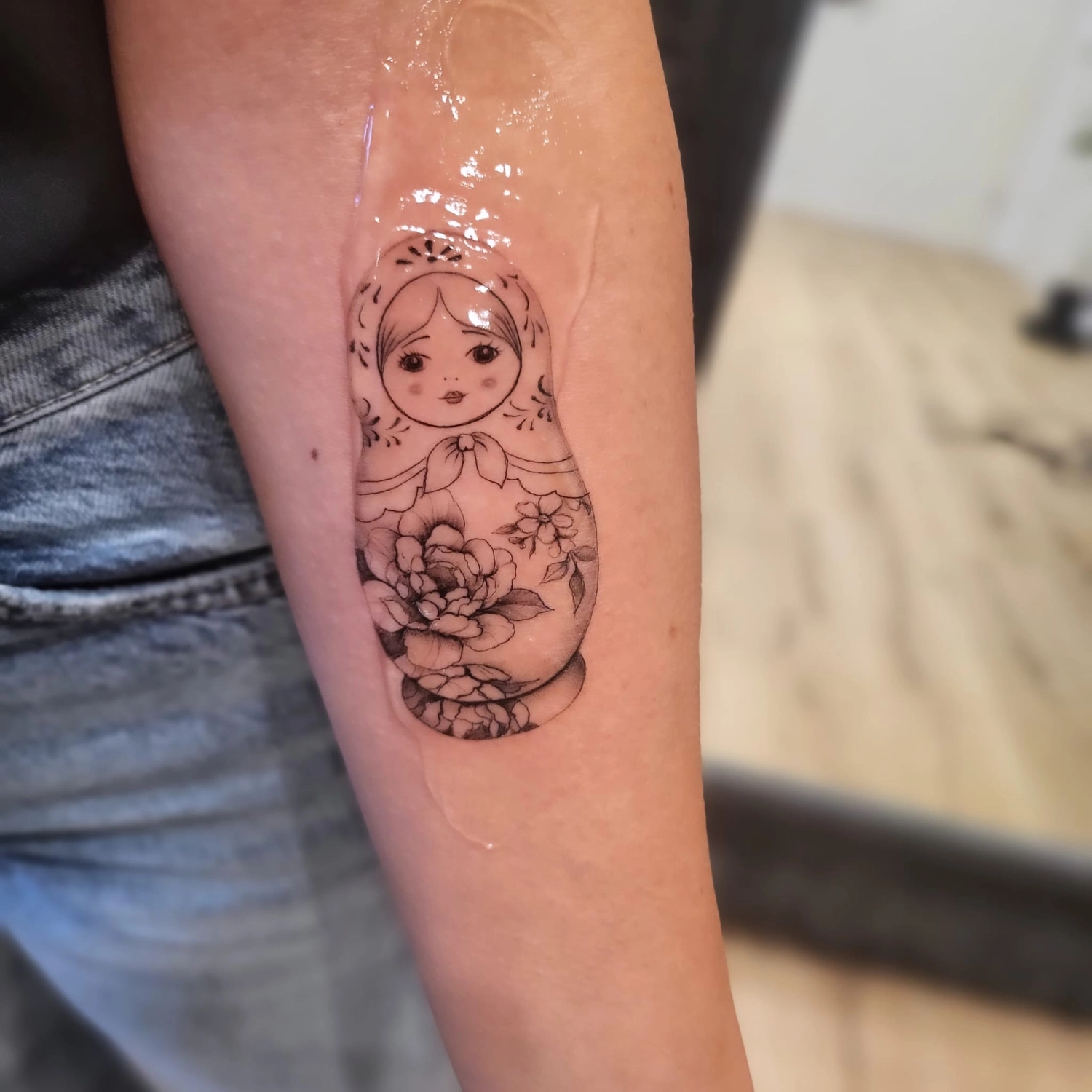 A Fleur de Peau - Professionelles Tattoo Studio - Tätowierung am Arm einer Person