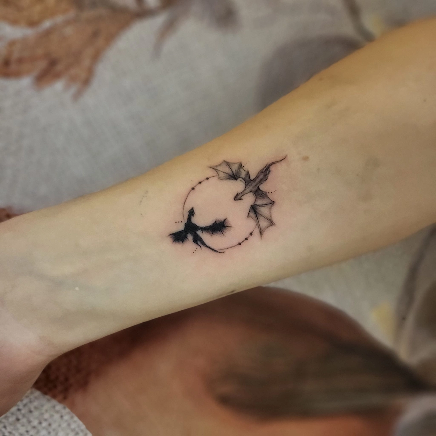 A Fleur de Peau - Professionelles Tattoo Studio - Tätowierung am Arm einer Person