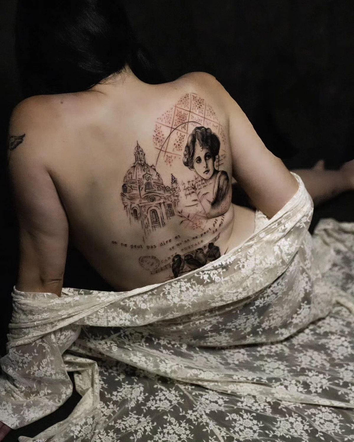 A Fleur de Peau - Professionelles Tattoo Studio - Tätowierung am Bein einer Person