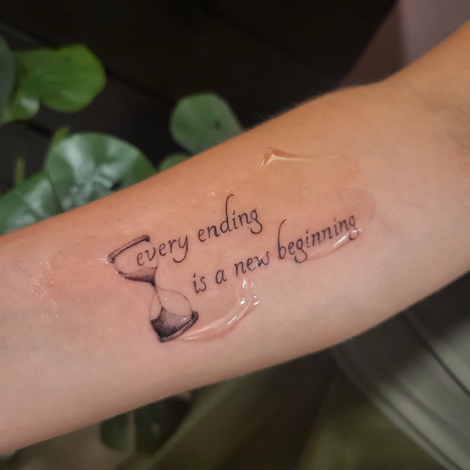 A Fleur de Peau - Professionelles Tattoo Studio - Tätowierung am Arm einer Person