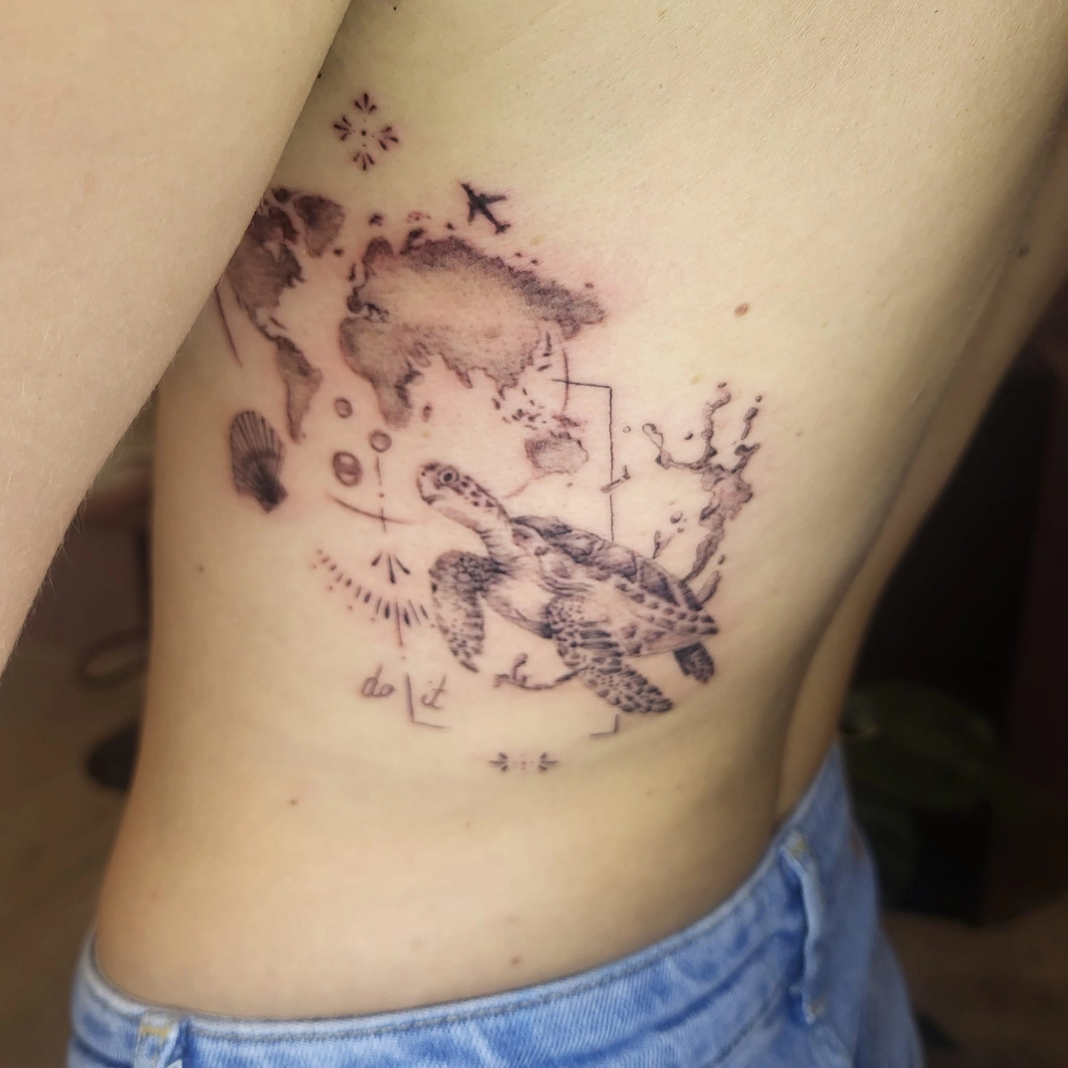 A Fleur de Peau - Professionelles Tattoo Studio - Tätowierung auf dem Rücken einer Person