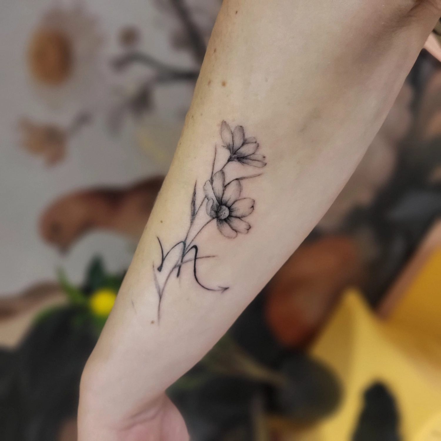 A Fleur de Peau - Professionelles Tattoo Studio - Tätowierung am Arm einer Person