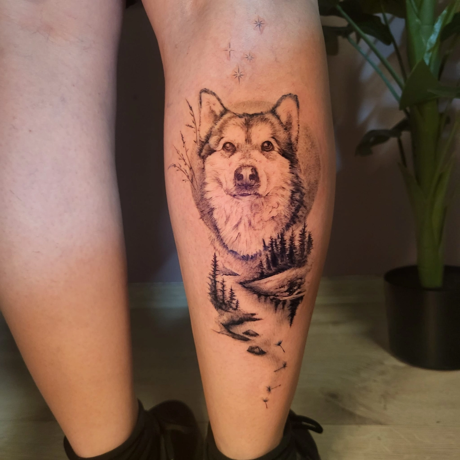 A Fleur de Peau - Professionelles Tattoo Studio - Tätowierung am Bein einer Person