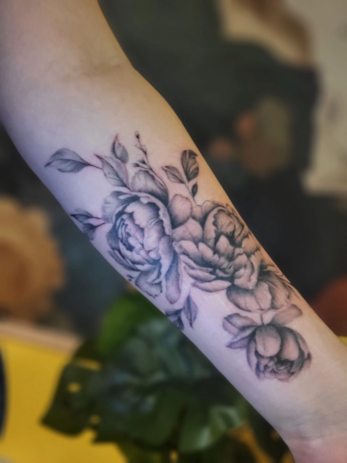 A Fleur de Peau - Professionelles Tattoo Studio - Tätowierung am Arm einer Person