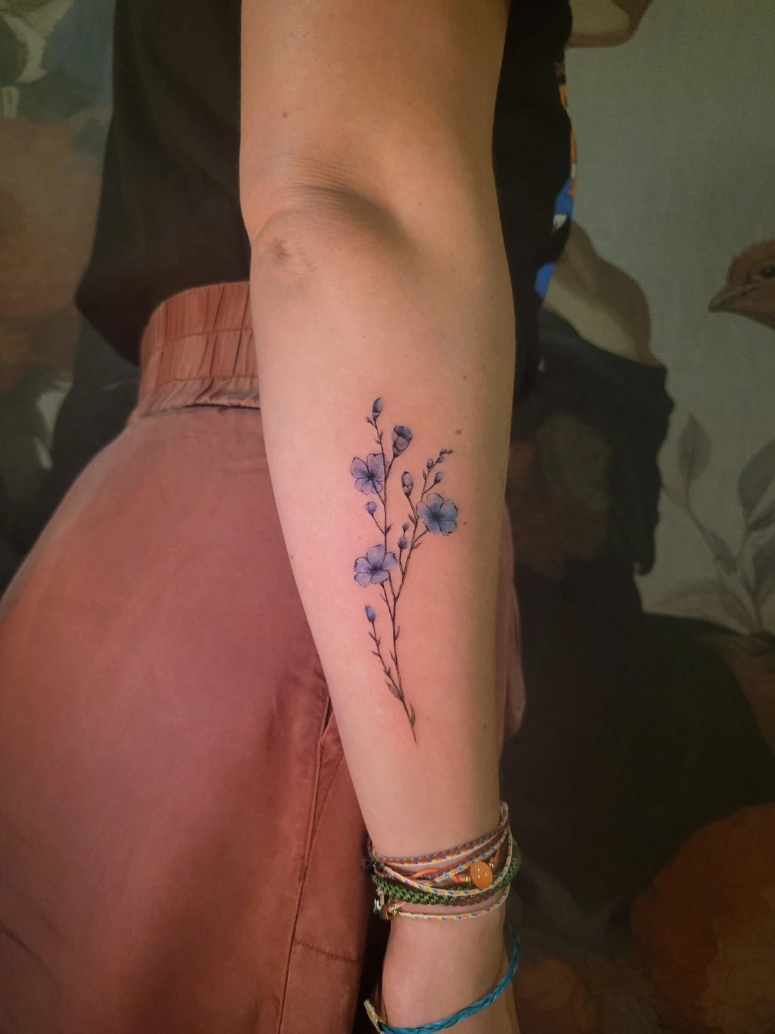 A Fleur de Peau - Professionelles Tattoo Studio - Tätowierung am Arm einer Person