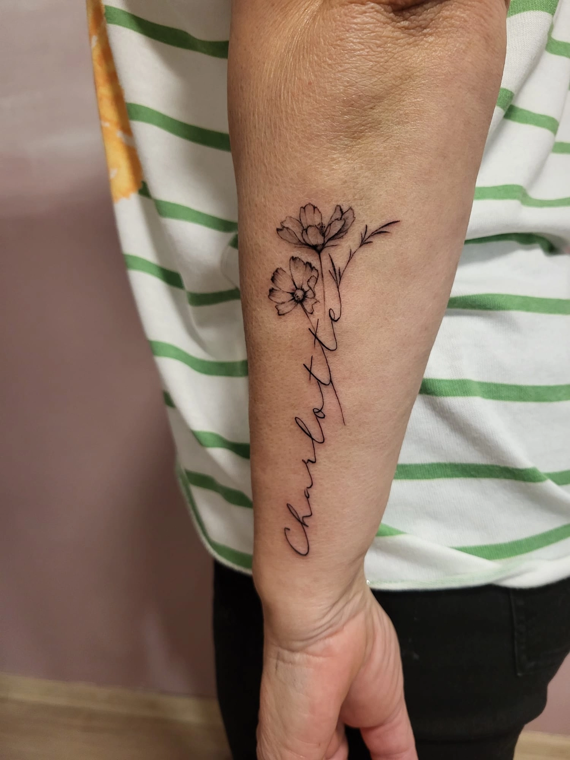 A Fleur de Peau - Professionelles Tattoo Studio - Tätowierung am Arm einer Person