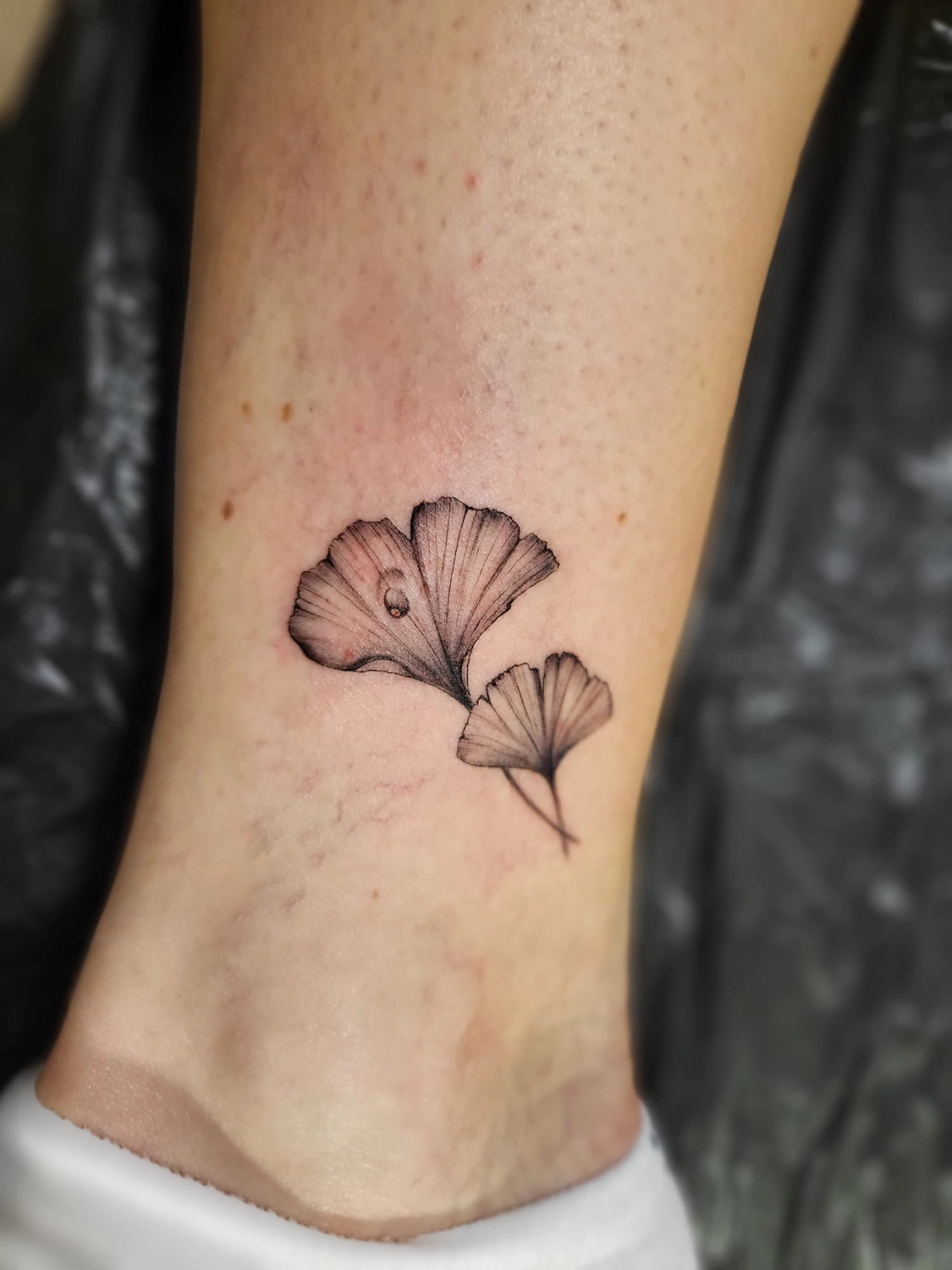 A Fleur de Peau - Professionelles Tattoo Studio - Tätowierung am Arm einer Person