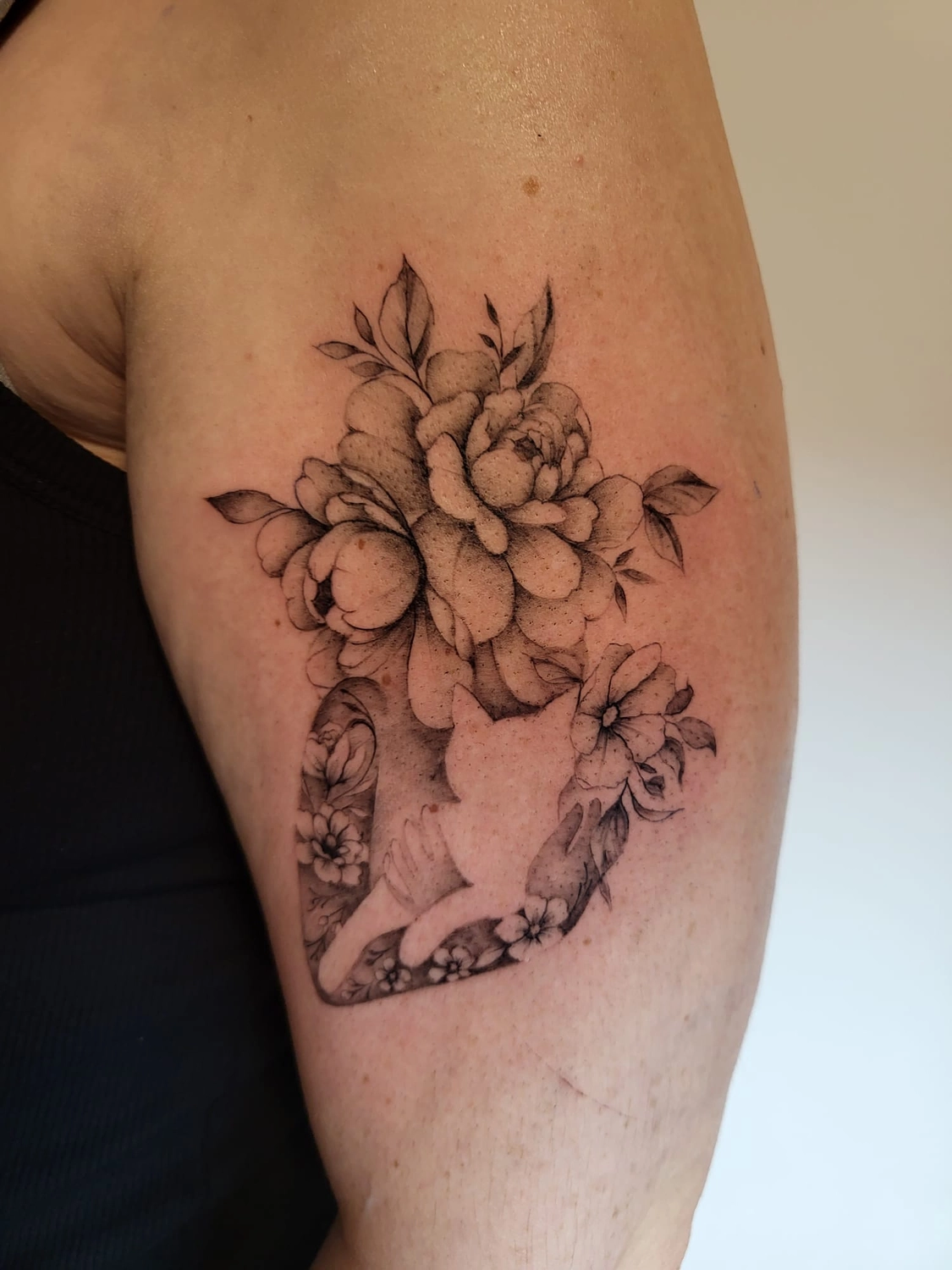 A Fleur de Peau - Professionelles Tattoo Studio - Tätowierung am Arm einer Person