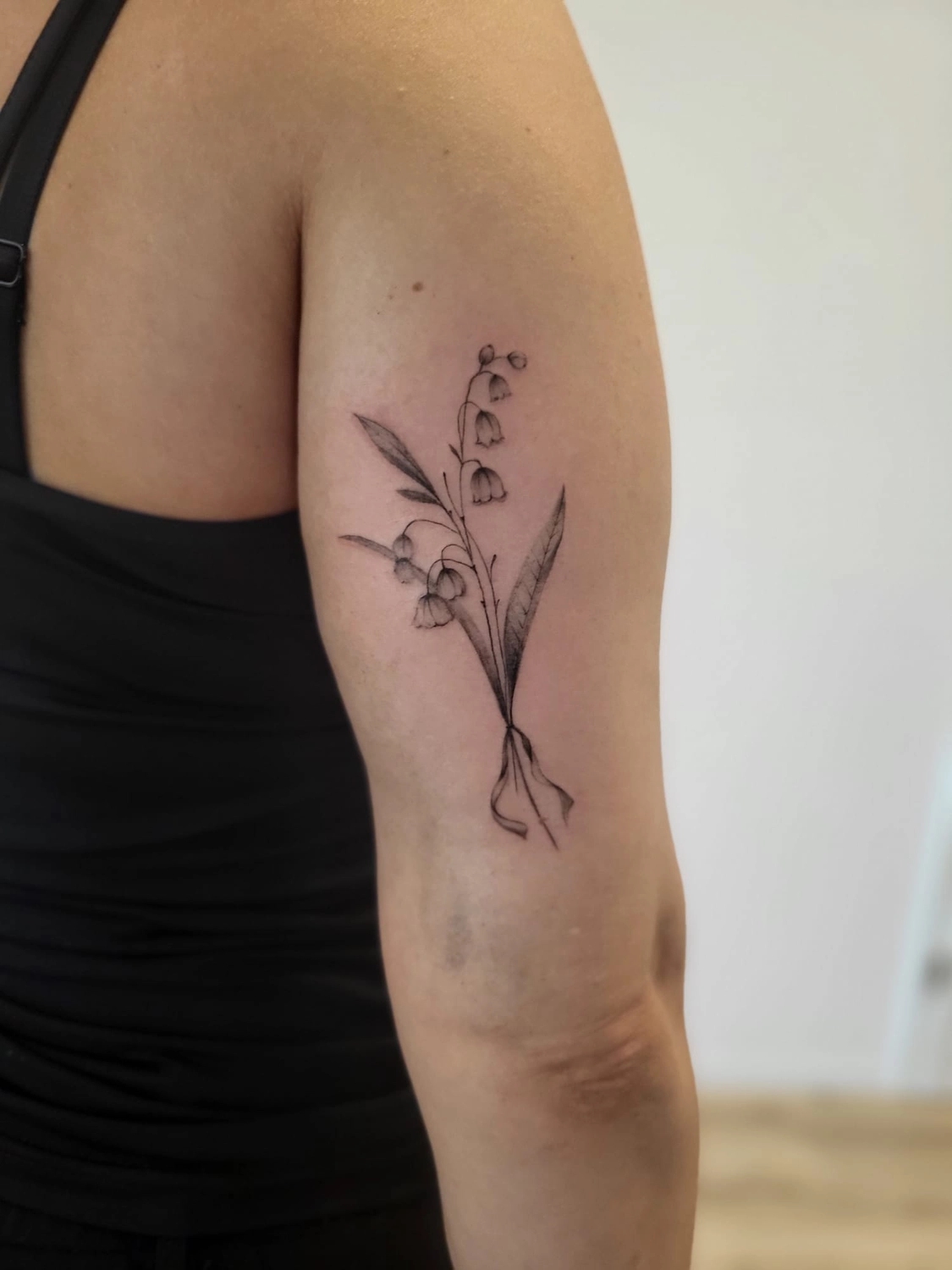 A Fleur de Peau - Professionelles Tattoo Studio - Tätowierung am Arm einer Person