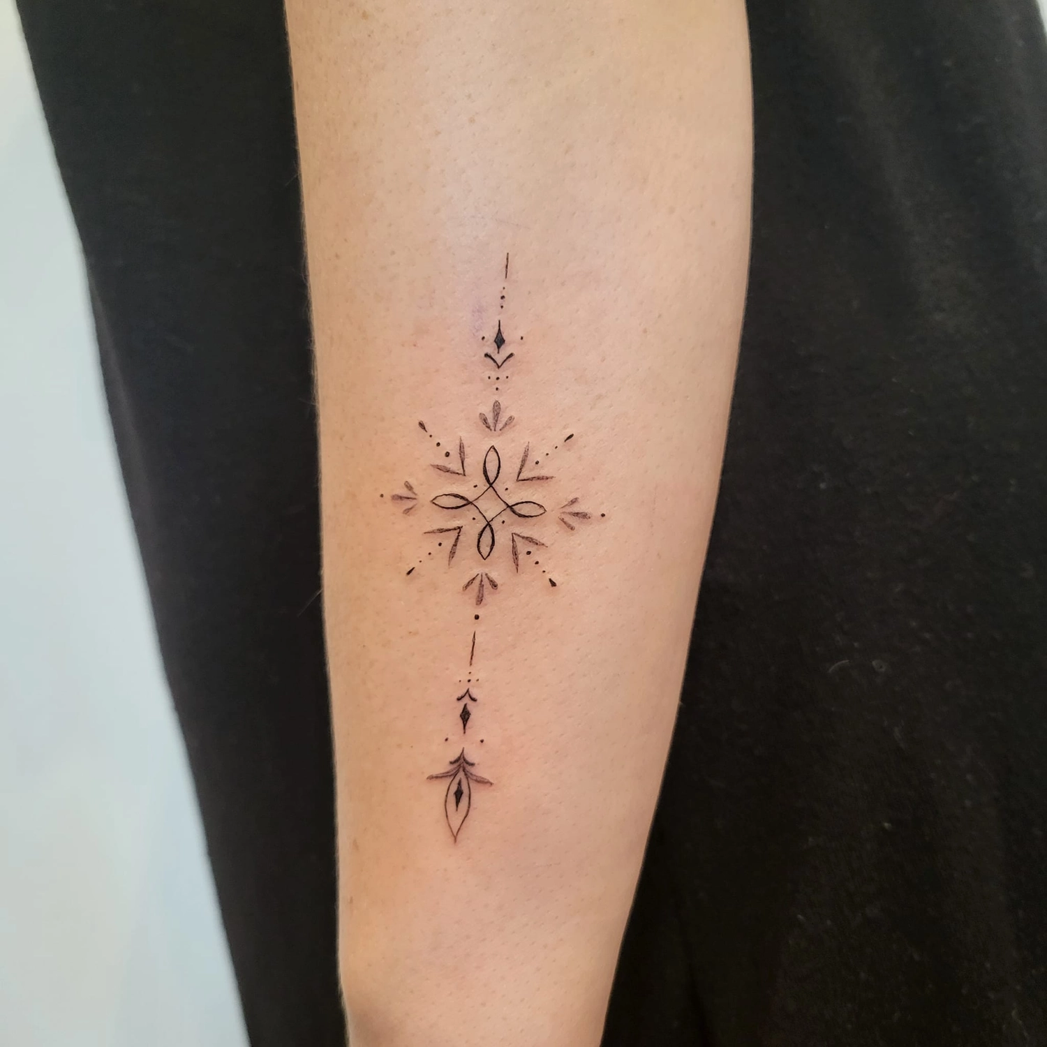 A Fleur de Peau - Professionelles Tattoo Studio - Tätowierung am Arm einer Person