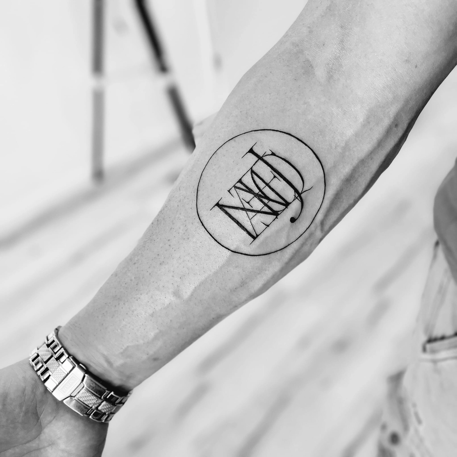 A Fleur de Peau - Professionelles Tattoo Studio - Tätowierung am Arm einer Person