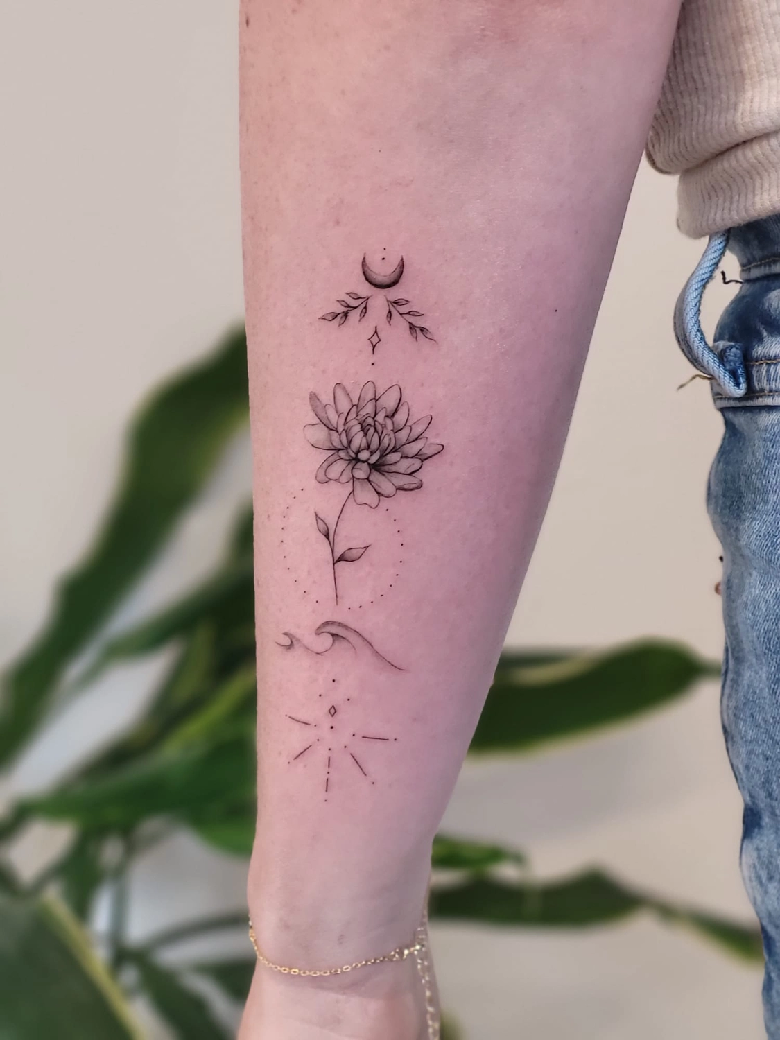 A Fleur de Peau - Professionelles Tattoo Studio - Tätowierung am Arm einer Person
