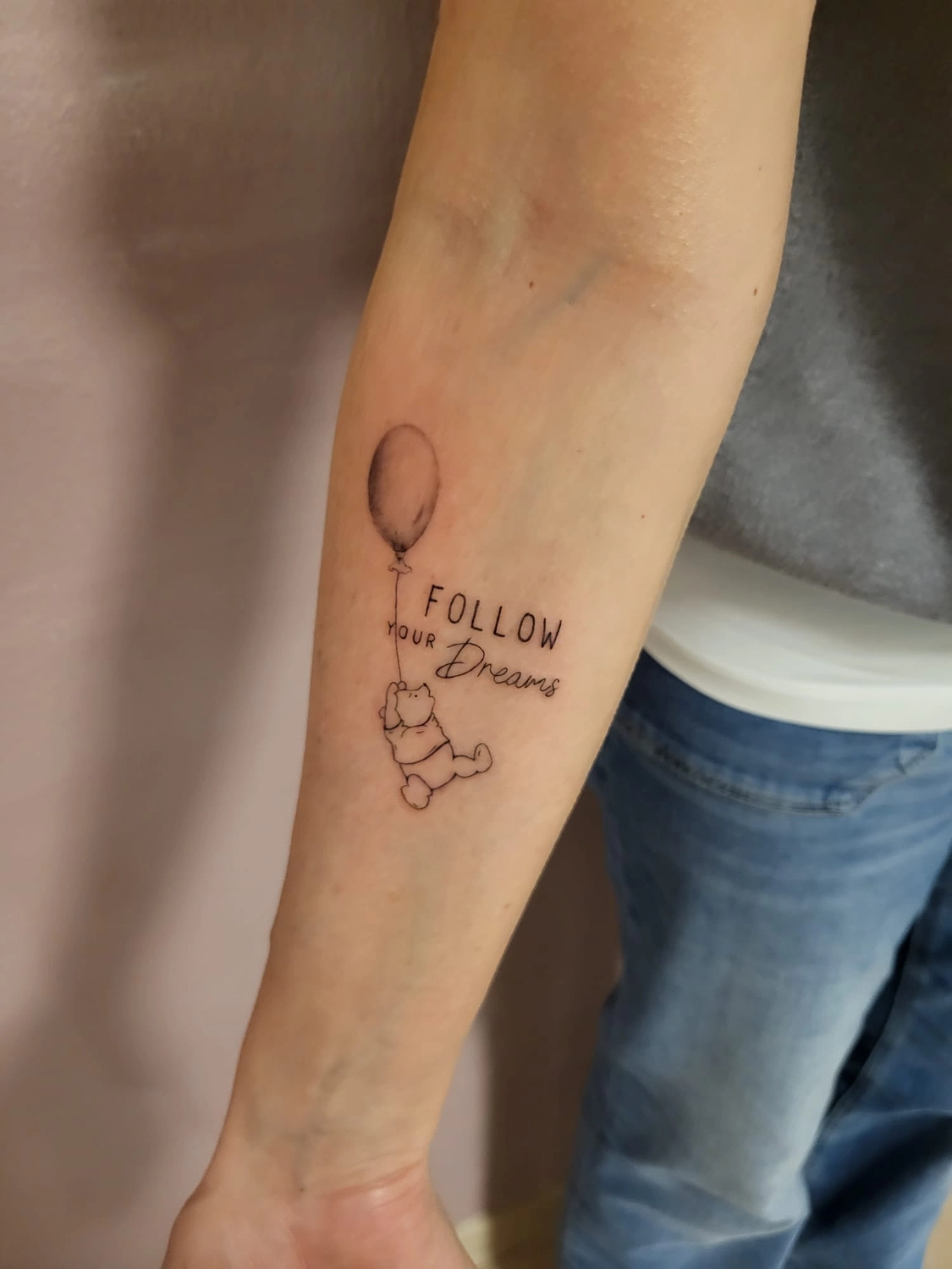 A Fleur de Peau - Professionelles Tattoo Studio - Tätowierung am Arm einer Person