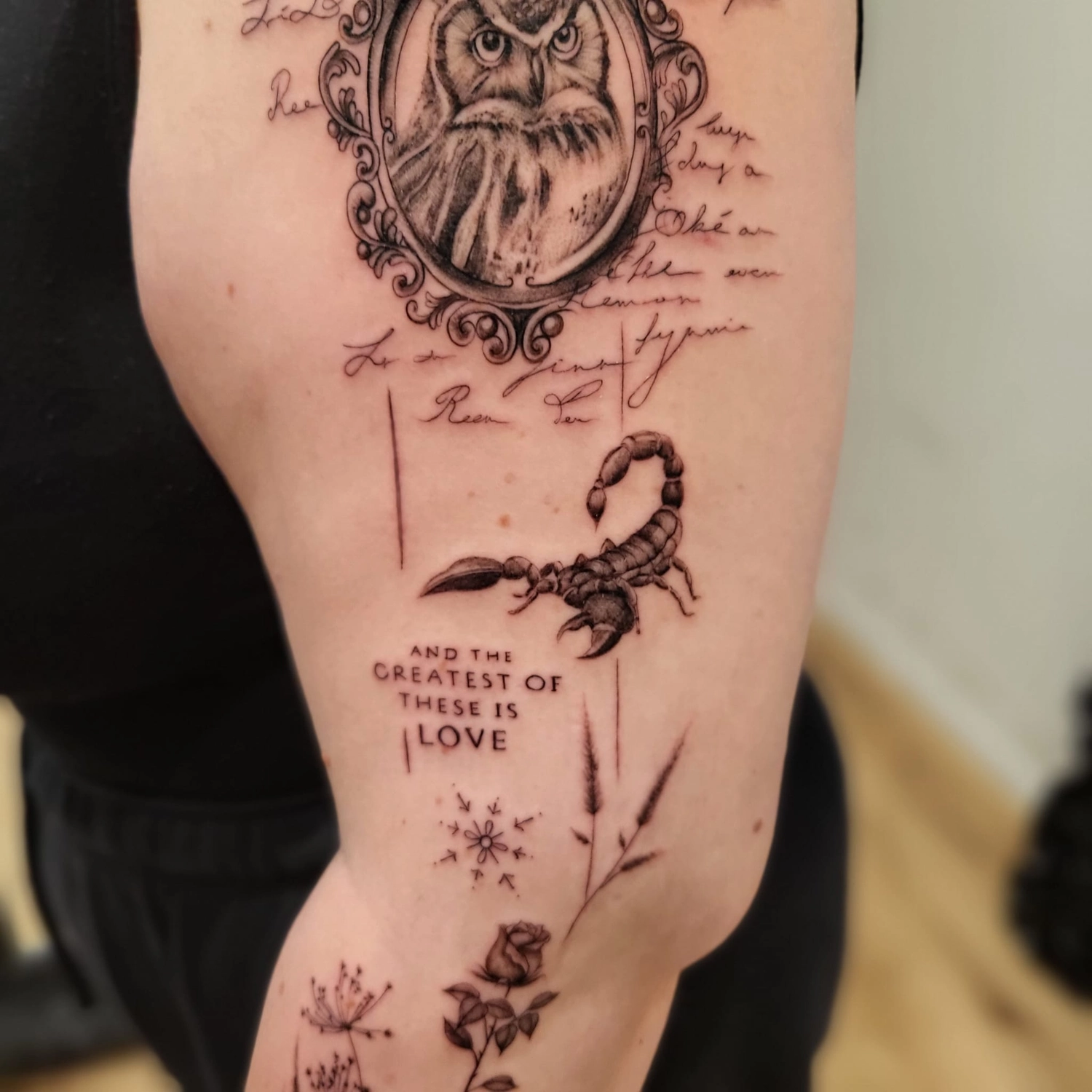 A Fleur de Peau - Professionelles Tattoo Studio - Tätowierung am Arm einer Person