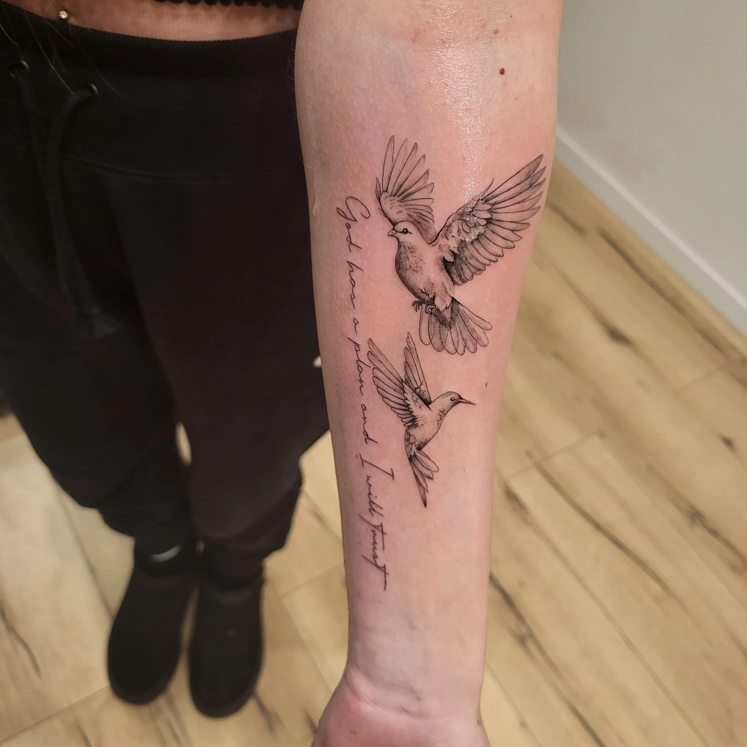 A Fleur de Peau - Professionelles Tattoo Studio - Tätowierung am Arm einer Person