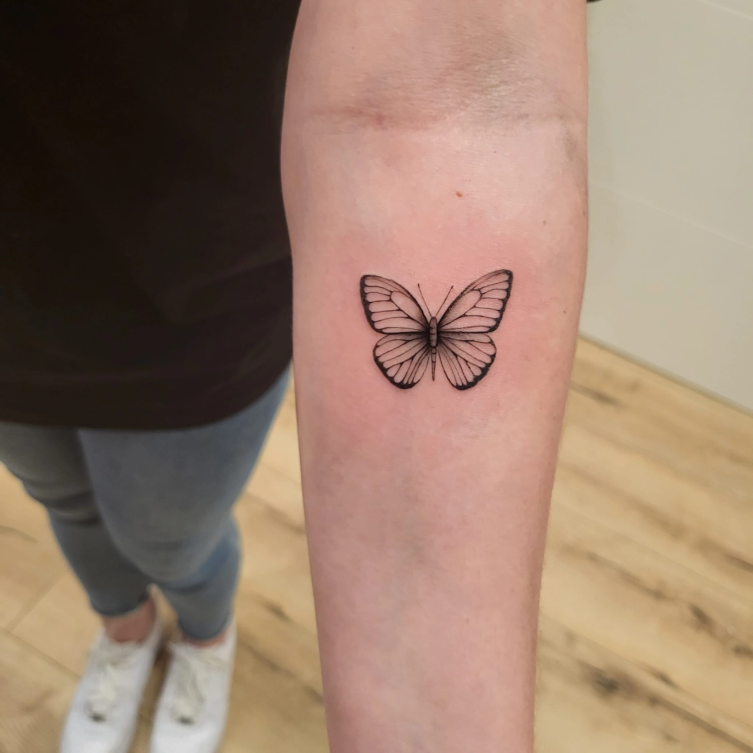 A Fleur de Peau - Professionelles Tattoo Studio - Tätowierung am Arm einer Person