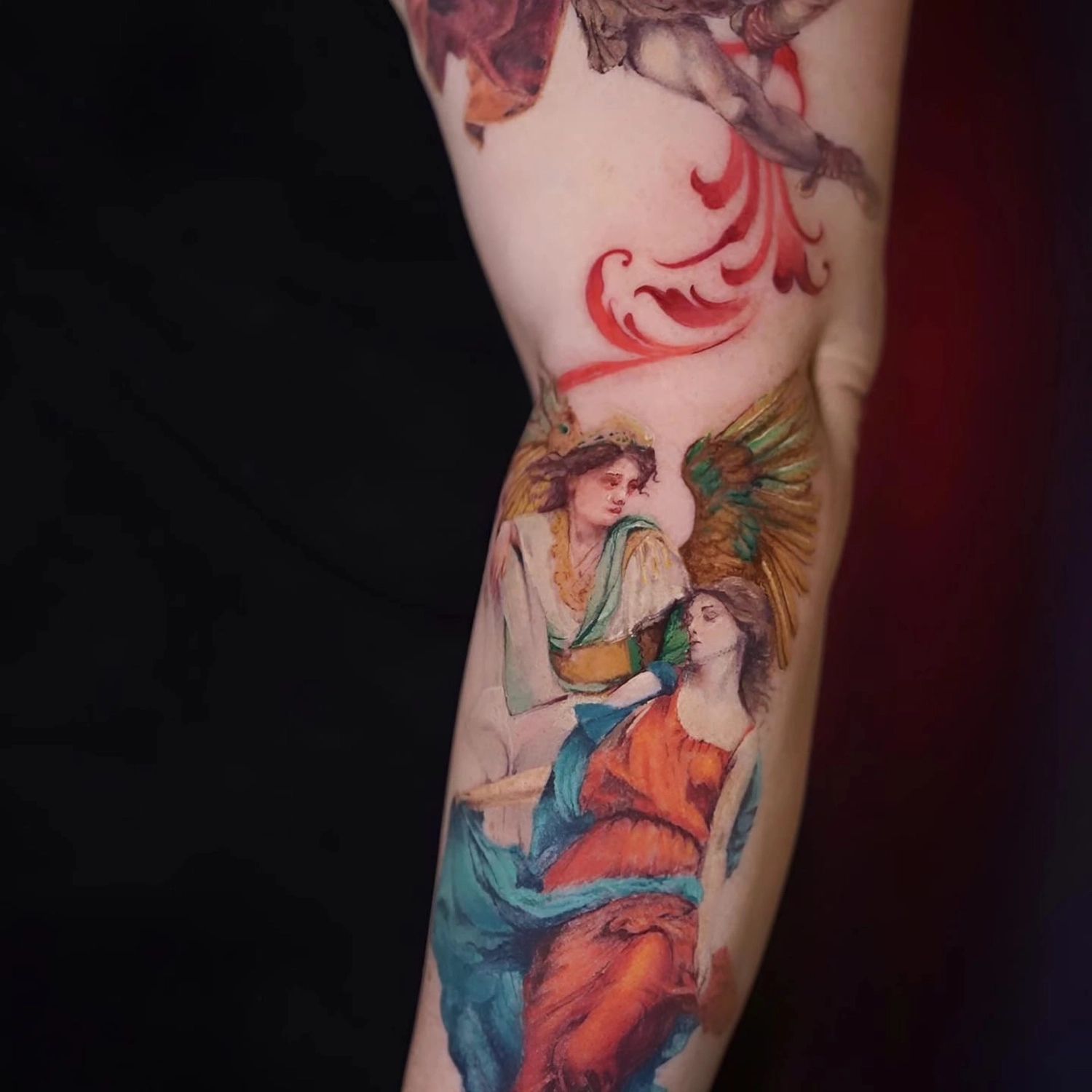 A Fleur de Peau - Professionelles Tattoo Studio - Tätowierung am Arm einer Person