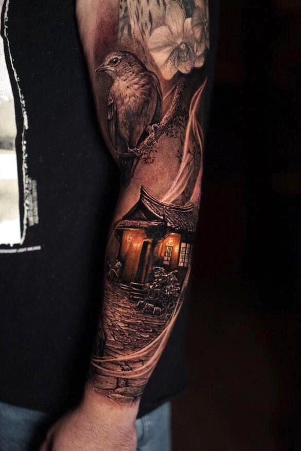 A Fleur de Peau - Professionelles Tattoo Studio - Tätowierung am Arm einer Person