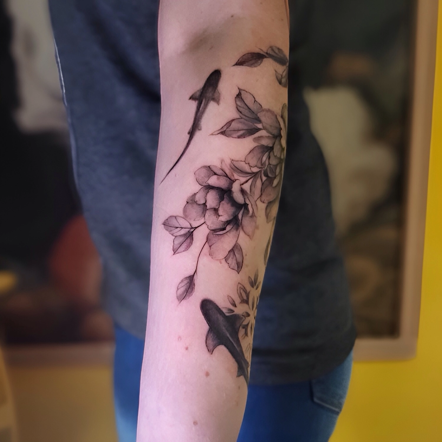 A Fleur de Peau - Professionelles Tattoo Studio - Tätowierung am Arm einer Person