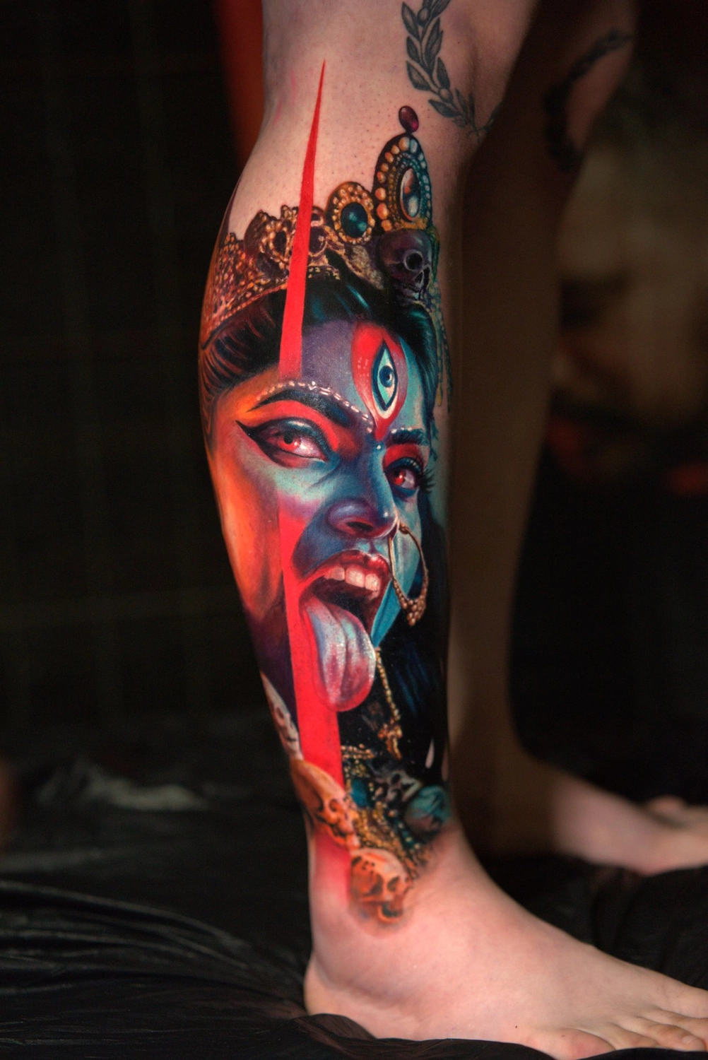 A Fleur de Peau - Professionelles Tattoo Studio - Tätowierung am Arm einer Person