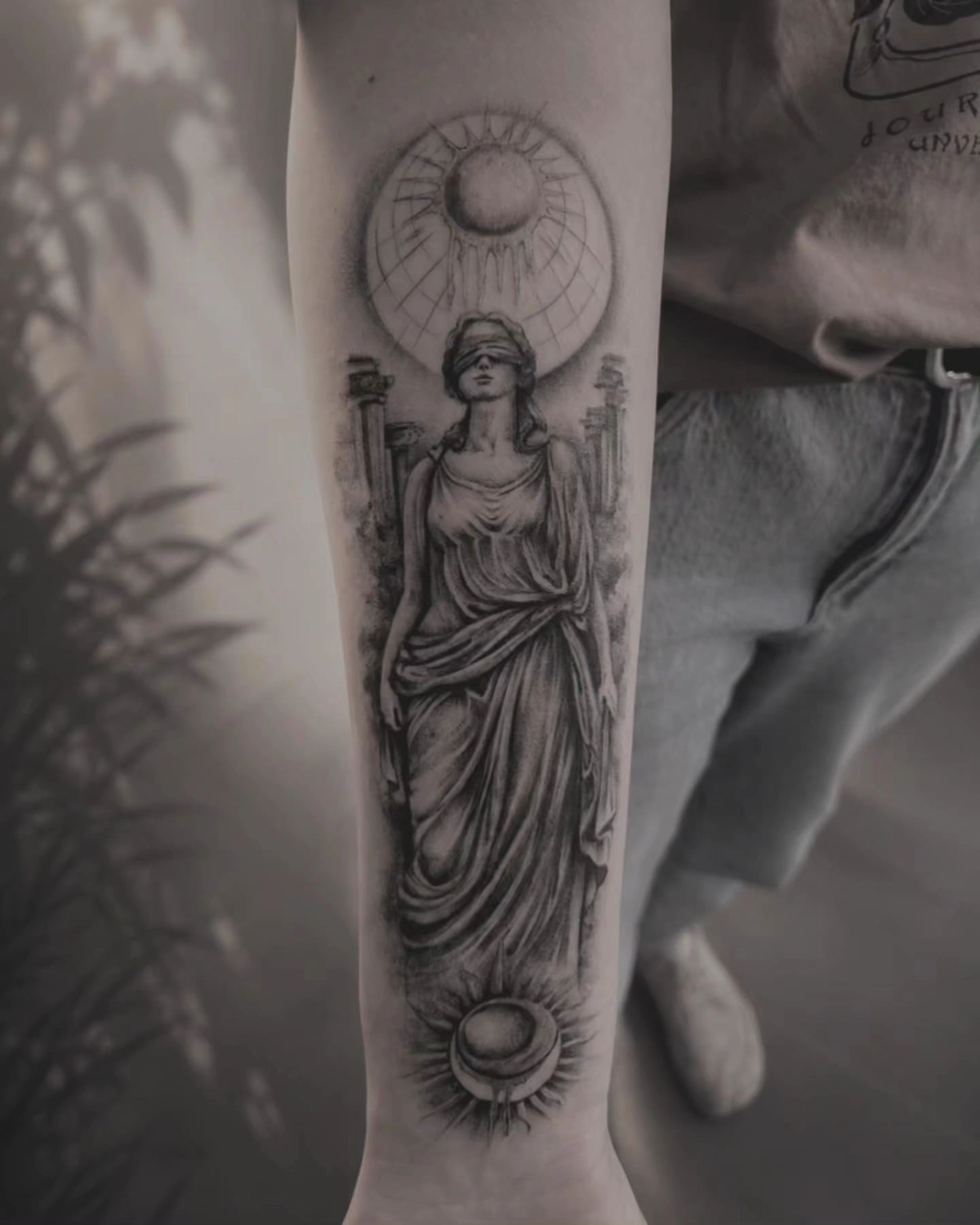 A Fleur de Peau - Professionelles Tattoo Studio - Tätowierung am Arm einer Person
