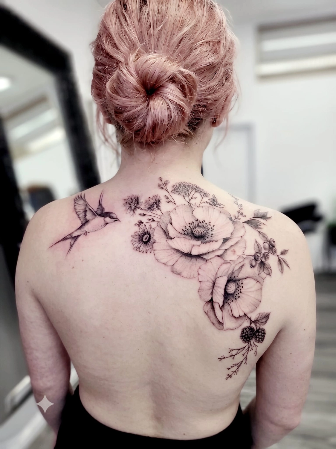 A Fleur de Peau - Professionelles Tattoo Studio - Tätowierung am Arm einer Person