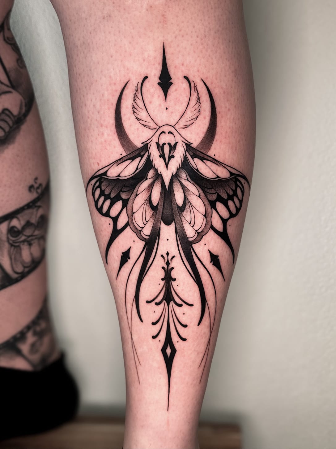A Fleur de Peau - Professionelles Tattoo Studio - Tätowierung am Arm einer Person