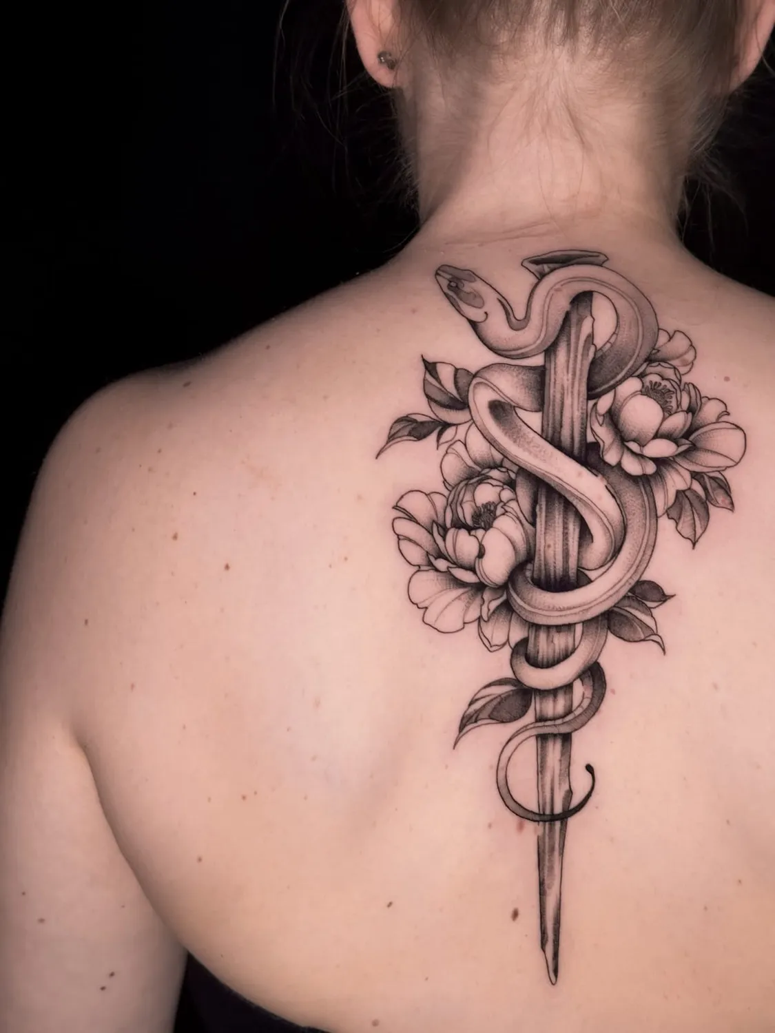 A Fleur de Peau - Professionelles Tattoo Studio - Tätowierung auf dem Rücken einer Person