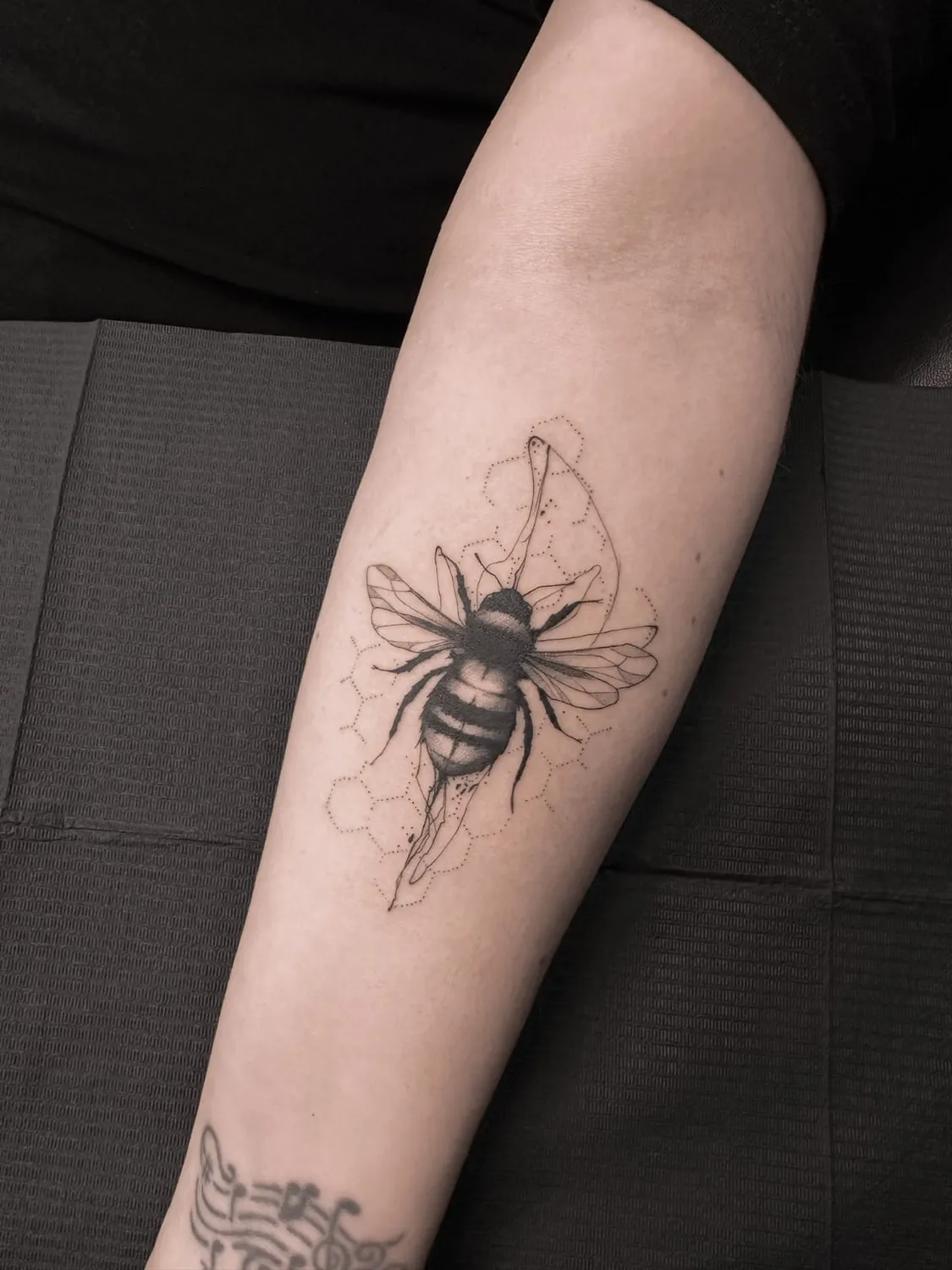 A Fleur de Peau - Professionelles Tattoo Studio - Tätowierung am Arm einer Person
